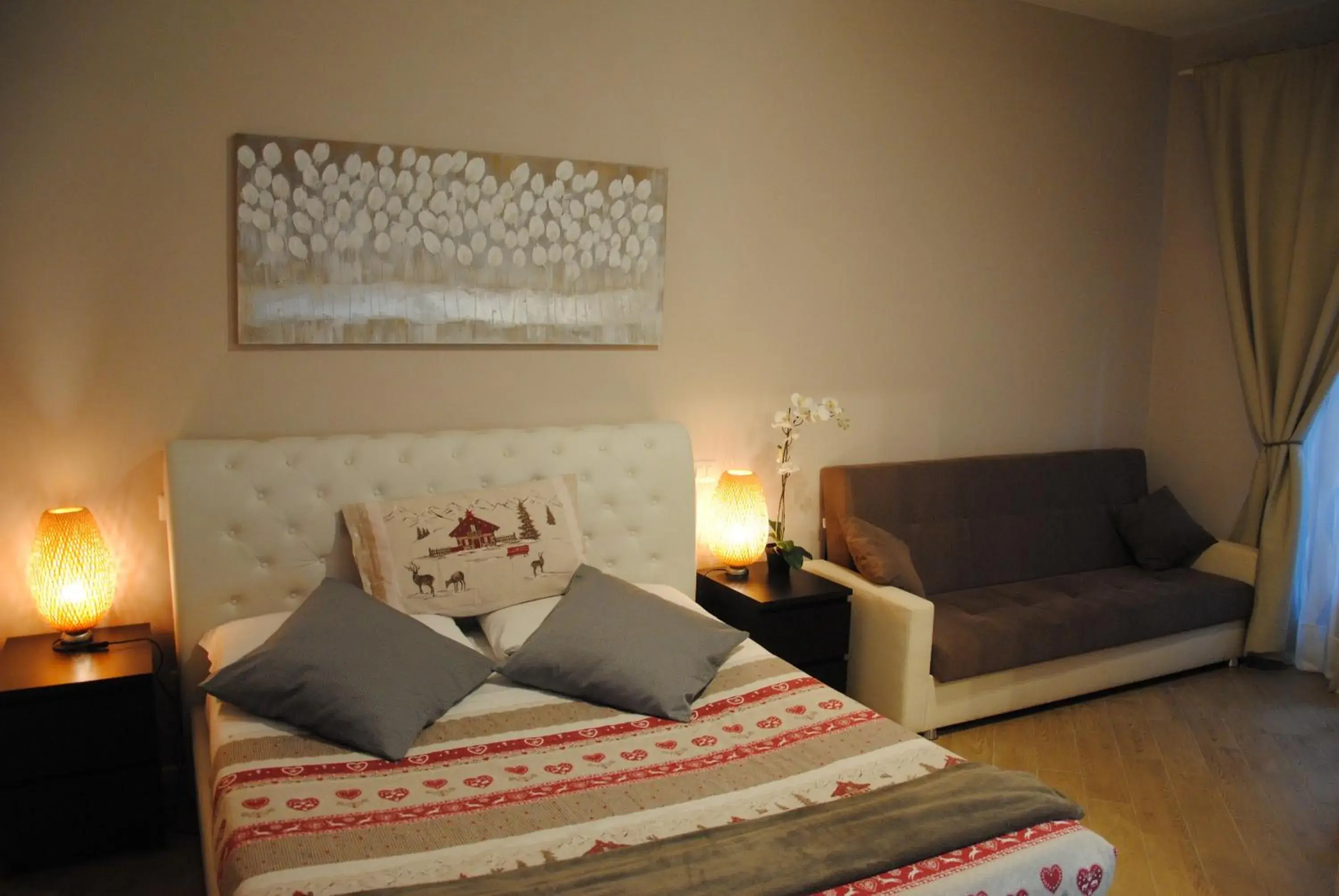 Photo of the whole room, Bed in White Vatican Photo of the whole room, Bed in White Vatican