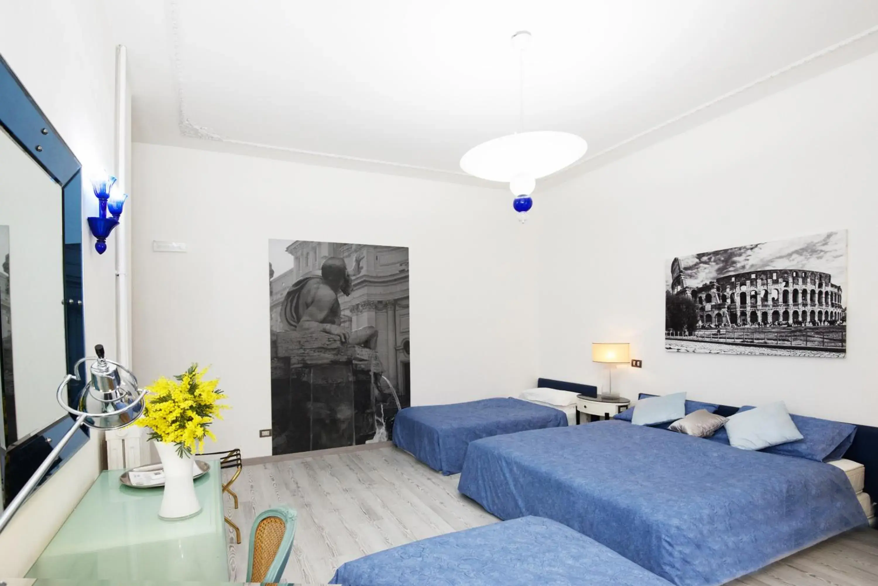 Photo of the whole room in White Vatican Photo of the whole room in White Vatican