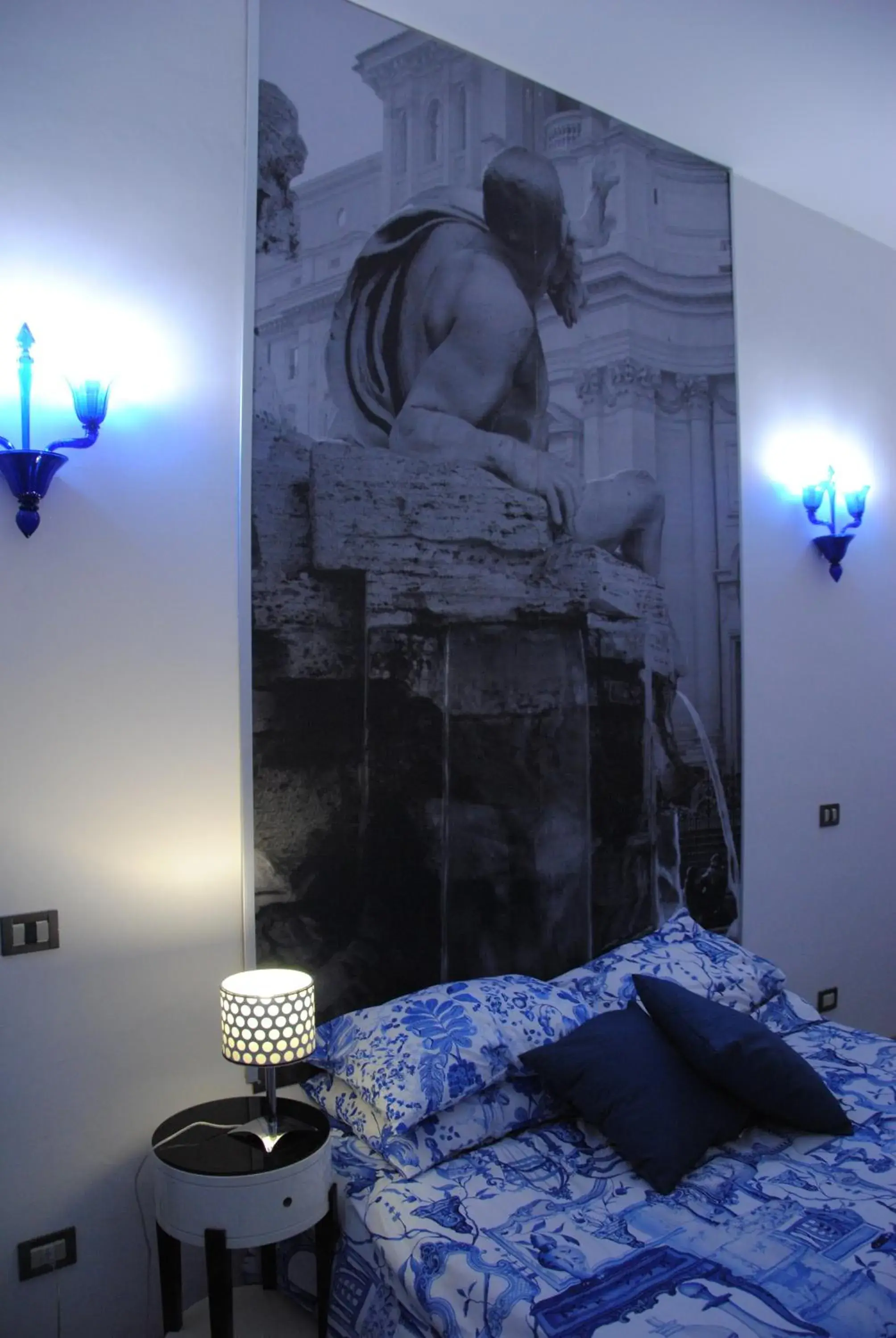 Photo of the whole room, Bed in White Vatican Photo of the whole room, Bed in White Vatican