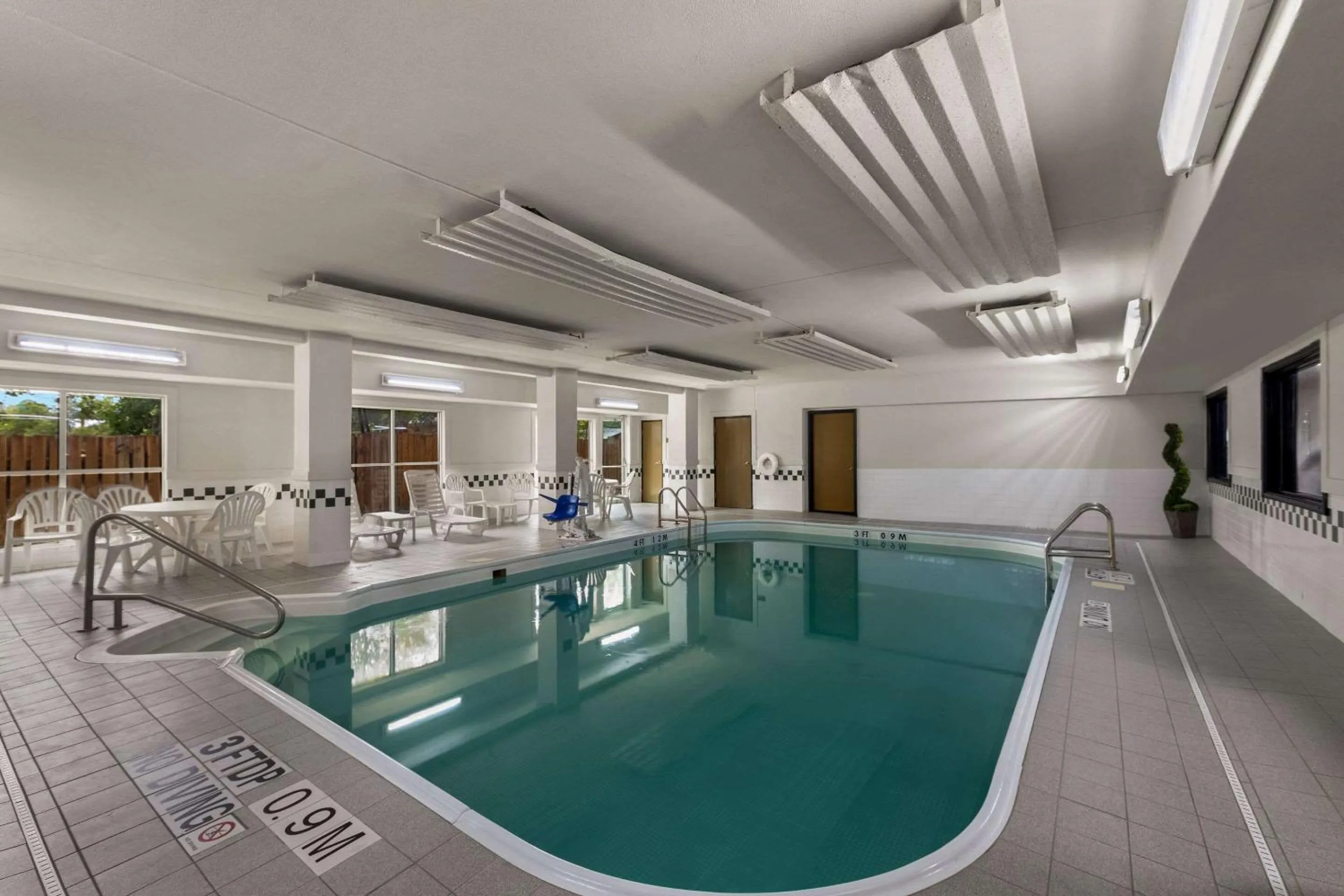 Swimming pool in Comfort Inn & Suites Austin North Loop