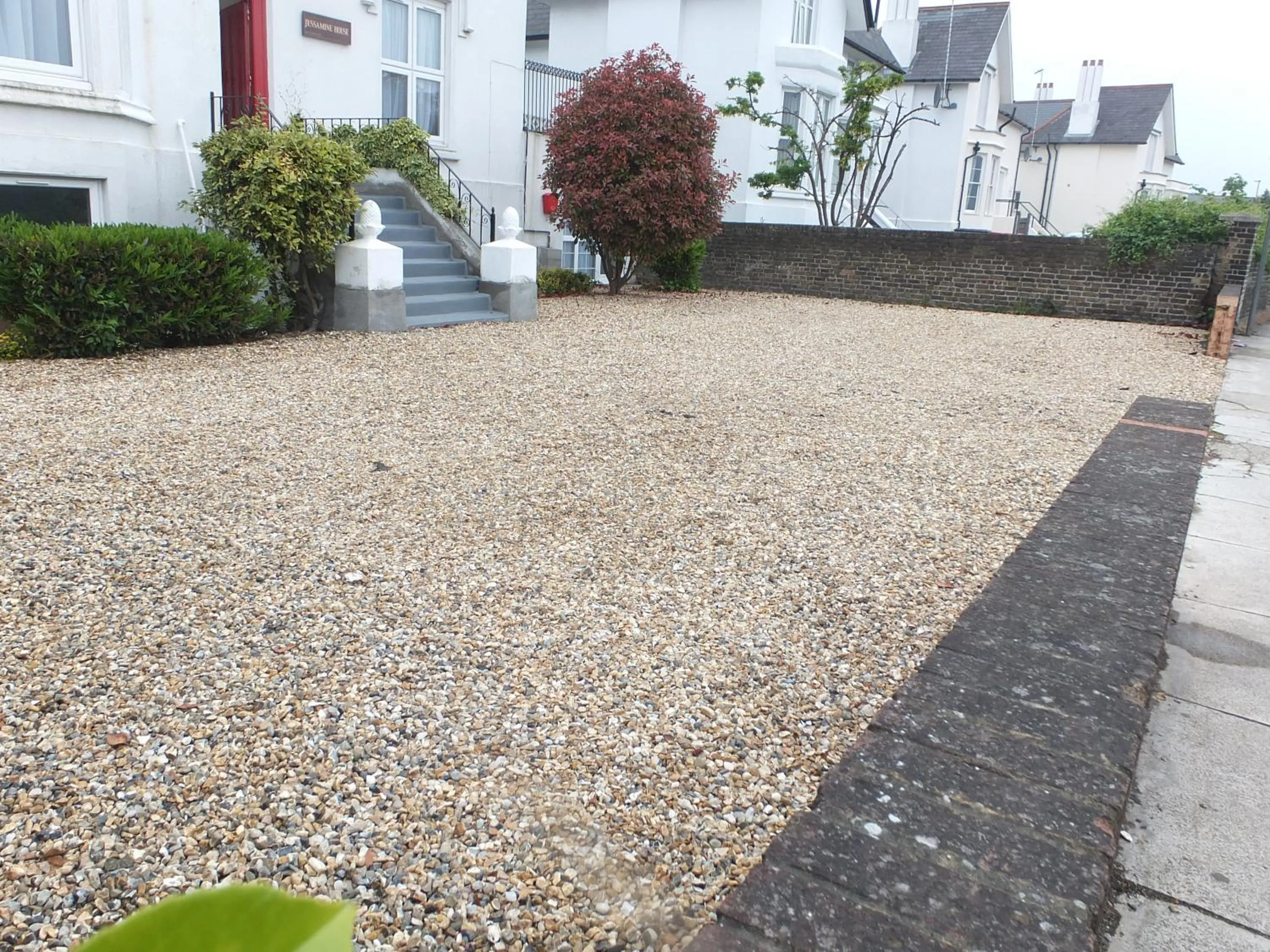 Facade/entrance in Jessamine House Hotel