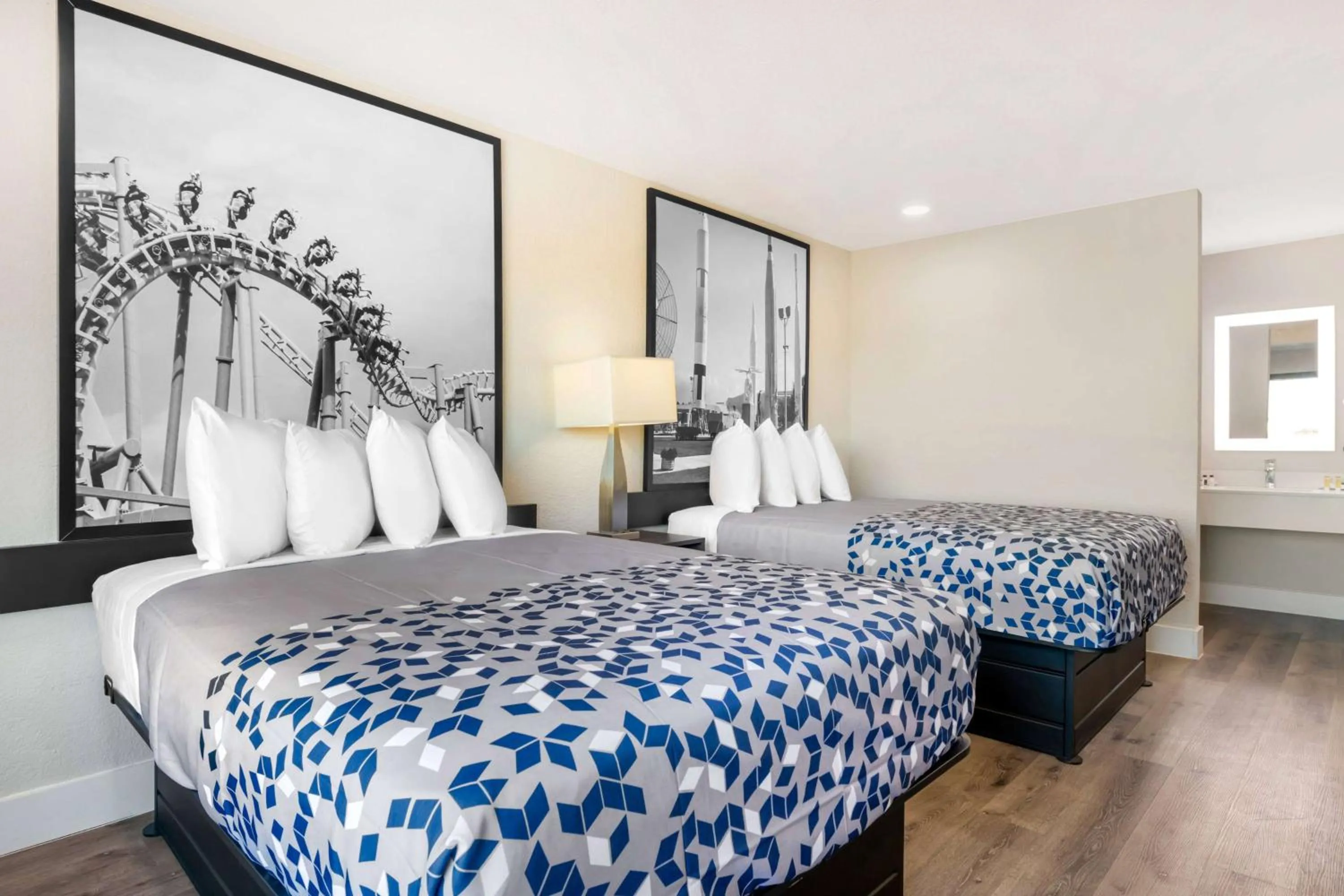 Photo of the whole room, Bed in Super 8 by Wyndham Orlando Near Florida Mall