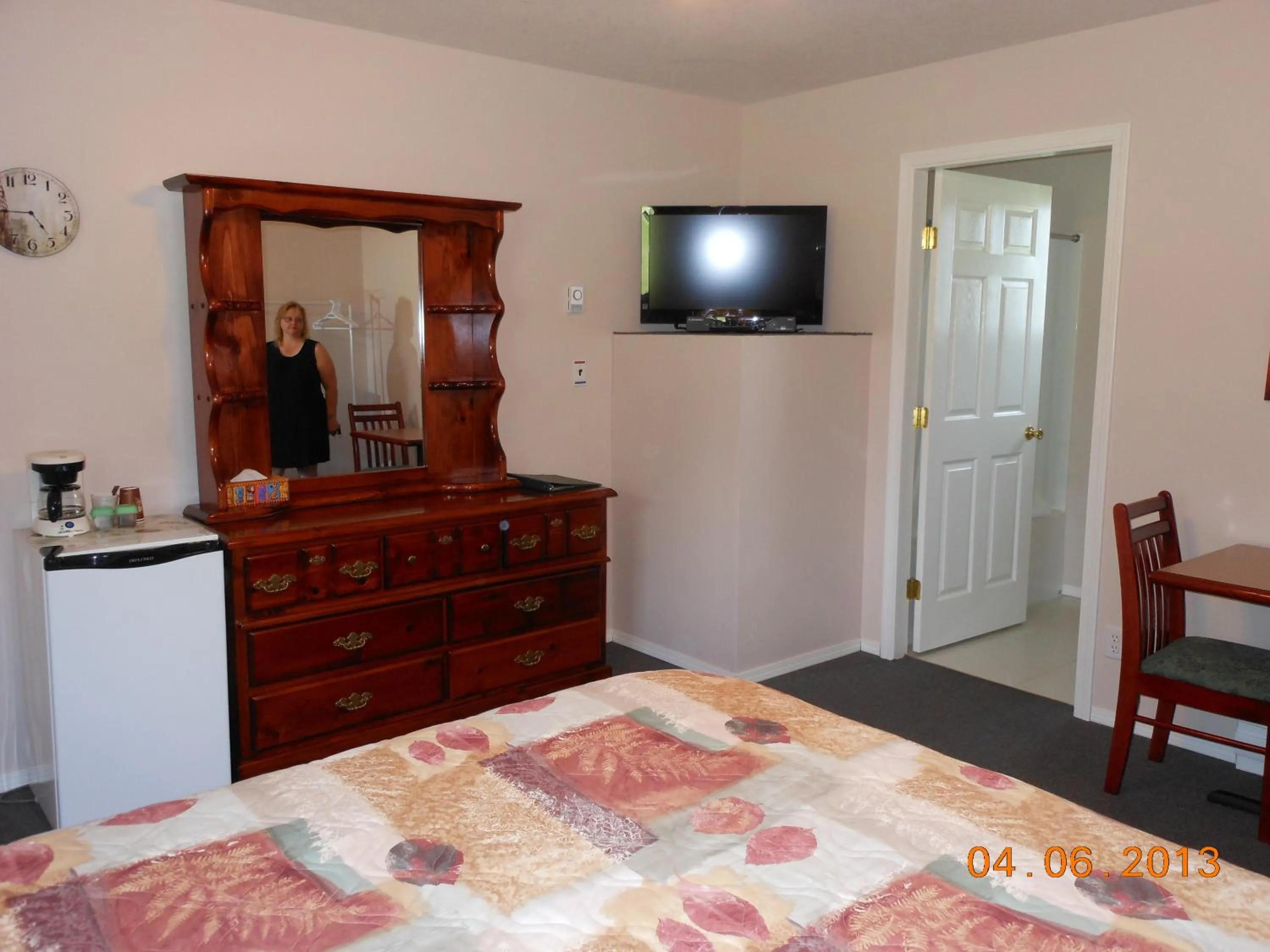 Photo of the whole room, Bed in Mountain Springs Motel & RV Park