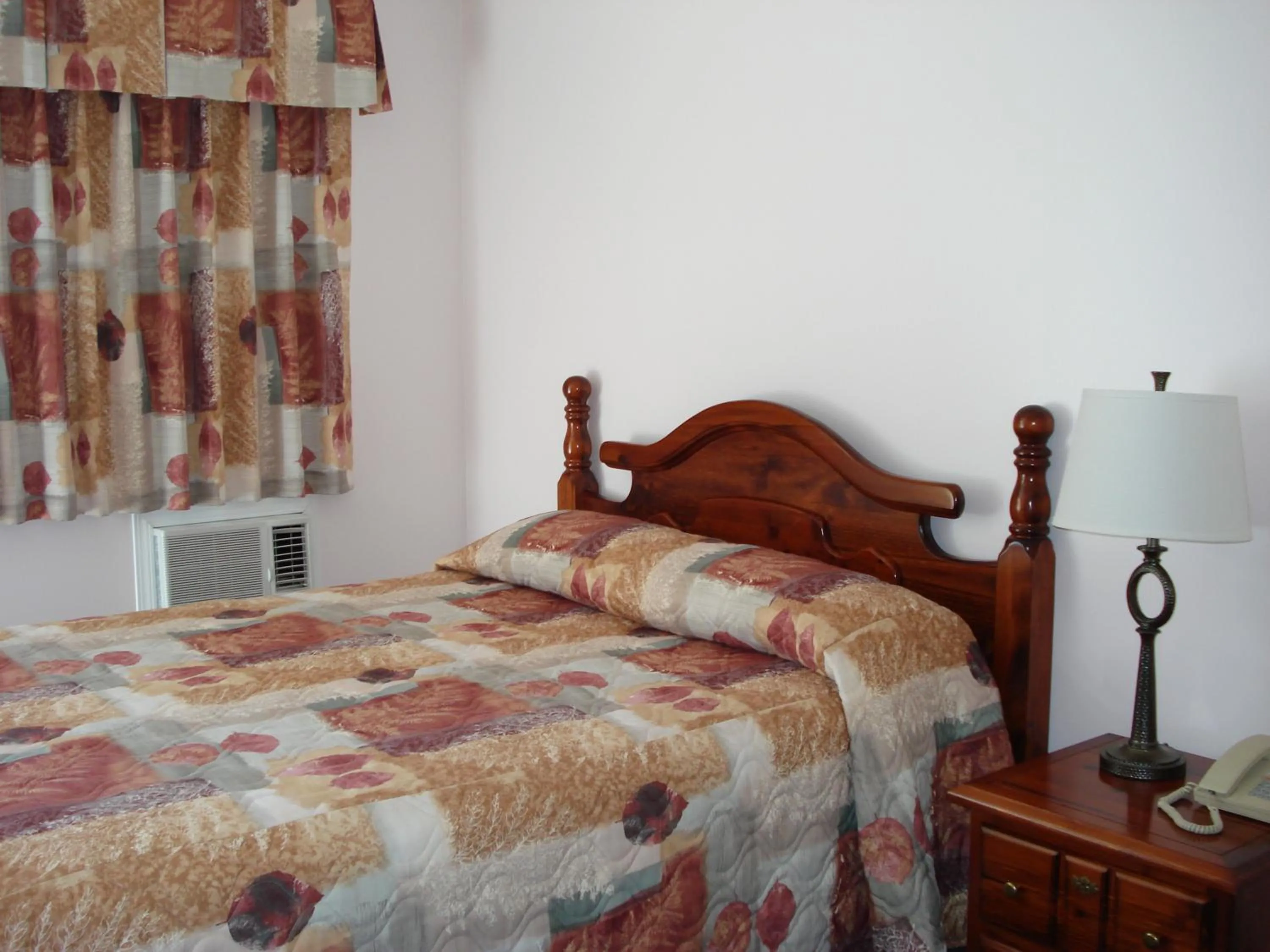 Bed in Mountain Springs Motel & RV Park