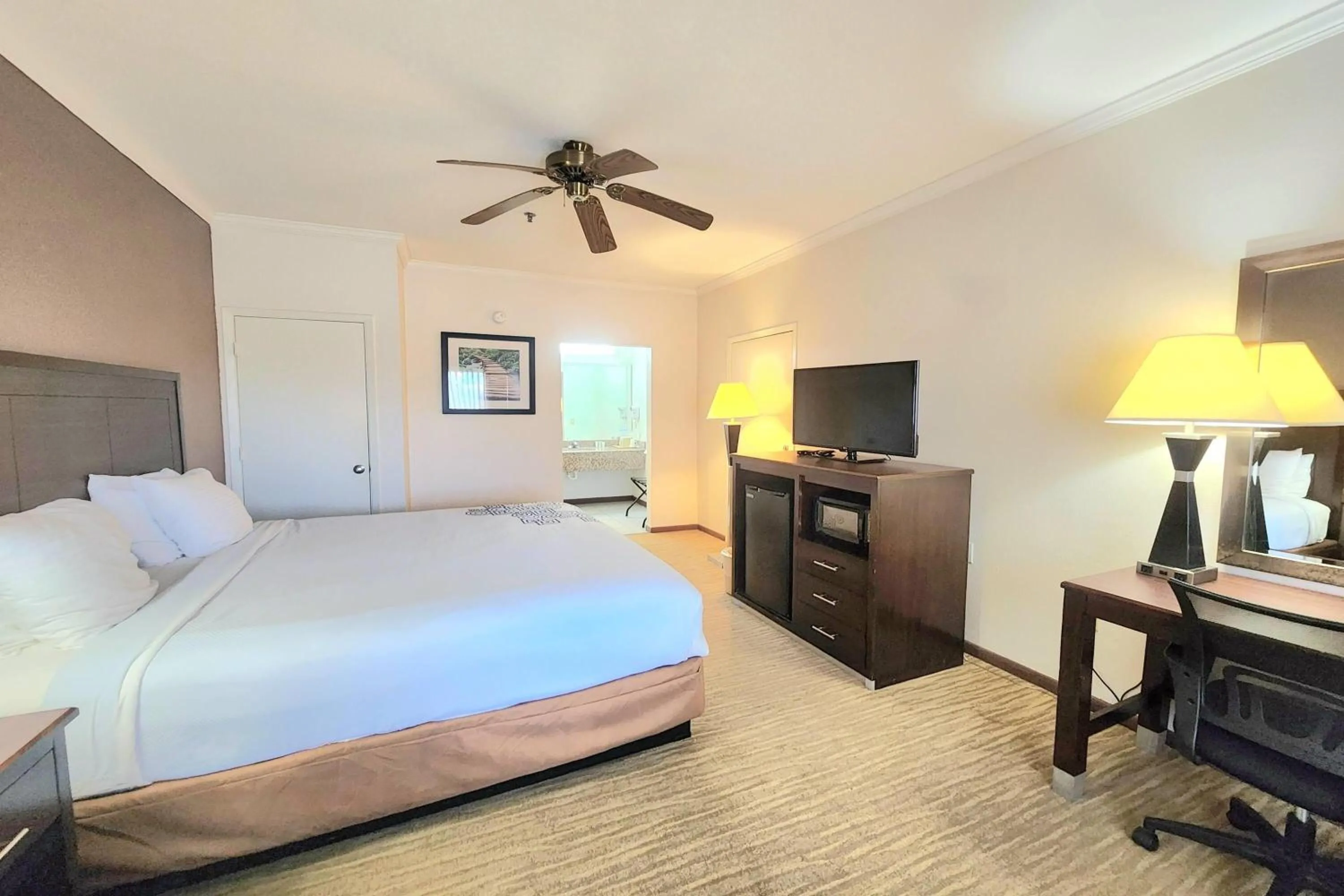 Photo of the whole room, Bed in Days Inn by Wyndham Navasota