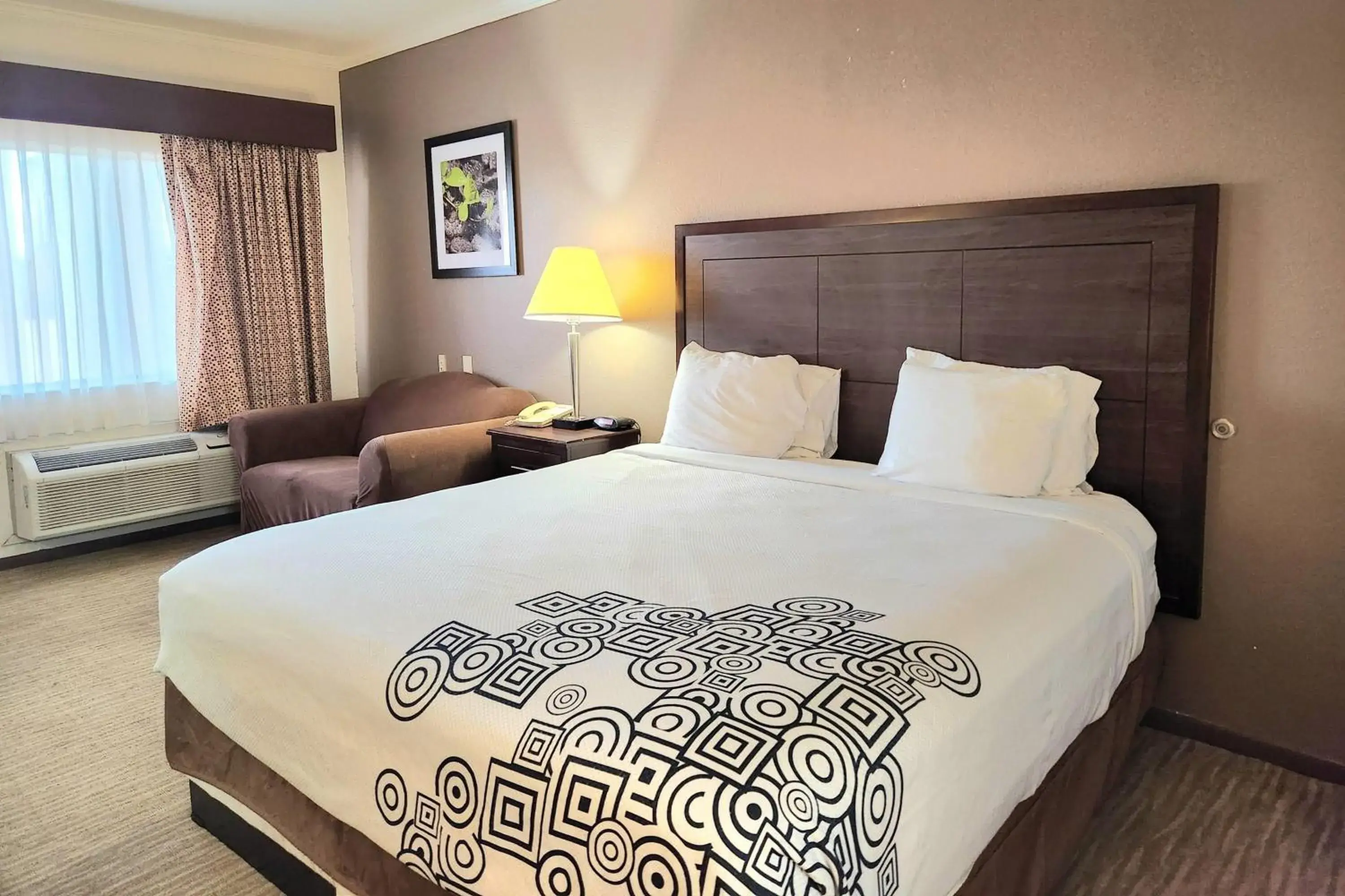 King Room with Mobility Access and Bathtub with Grab bar, Non-Smoking in Days Inn by Wyndham Navasota King Room with Mobility Access and Bathtub with Grab bar, Non-Smoking in Days Inn by Wyndham Navasota