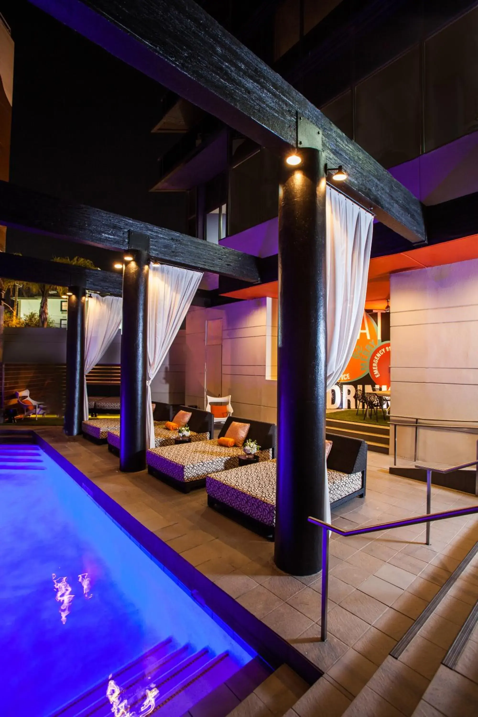 Swimming pool in Hotel Derek Houston Galleria Swimming pool in Hotel Derek Houston Galleria