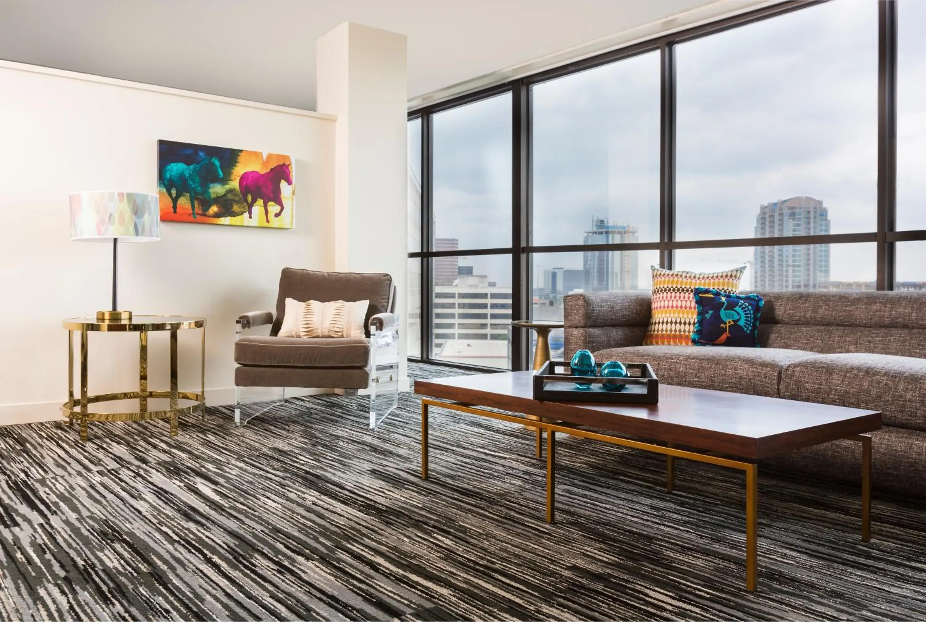 Living room in Hotel Derek Houston Galleria Living room in Hotel Derek Houston Galleria