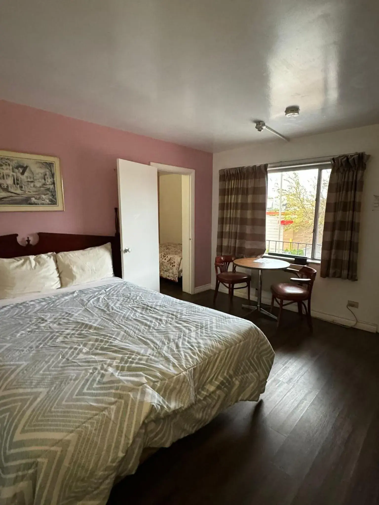 Living room, Bed in 6267 Persepolis Inn Living room, Bed in 6267 Persepolis Inn