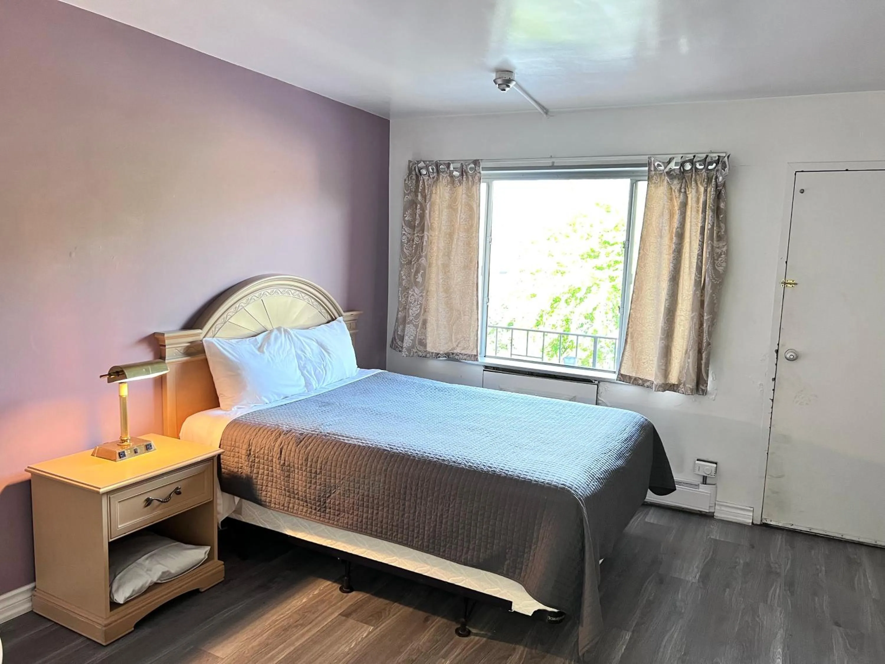 Bed in 6267 Persepolis Inn