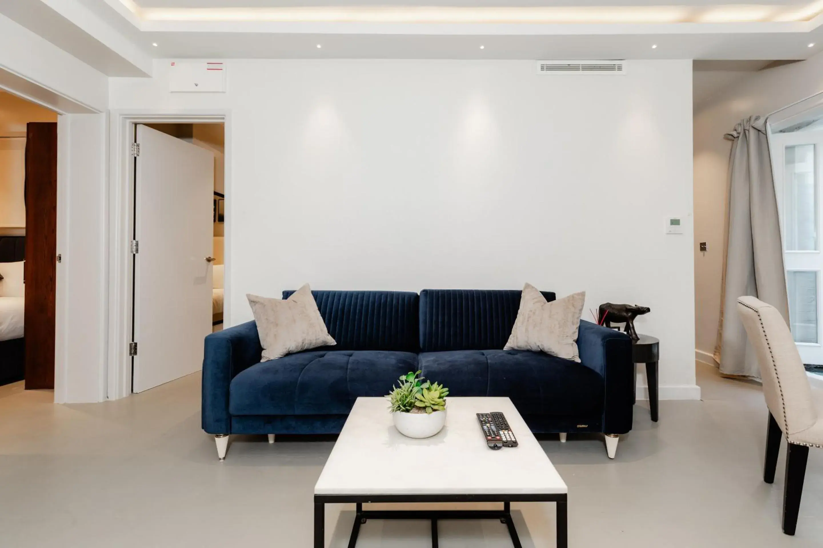 Three-Bedroom Apartment in High Street Kensington Apartments Three-Bedroom Apartment in High Street Kensington Apartments