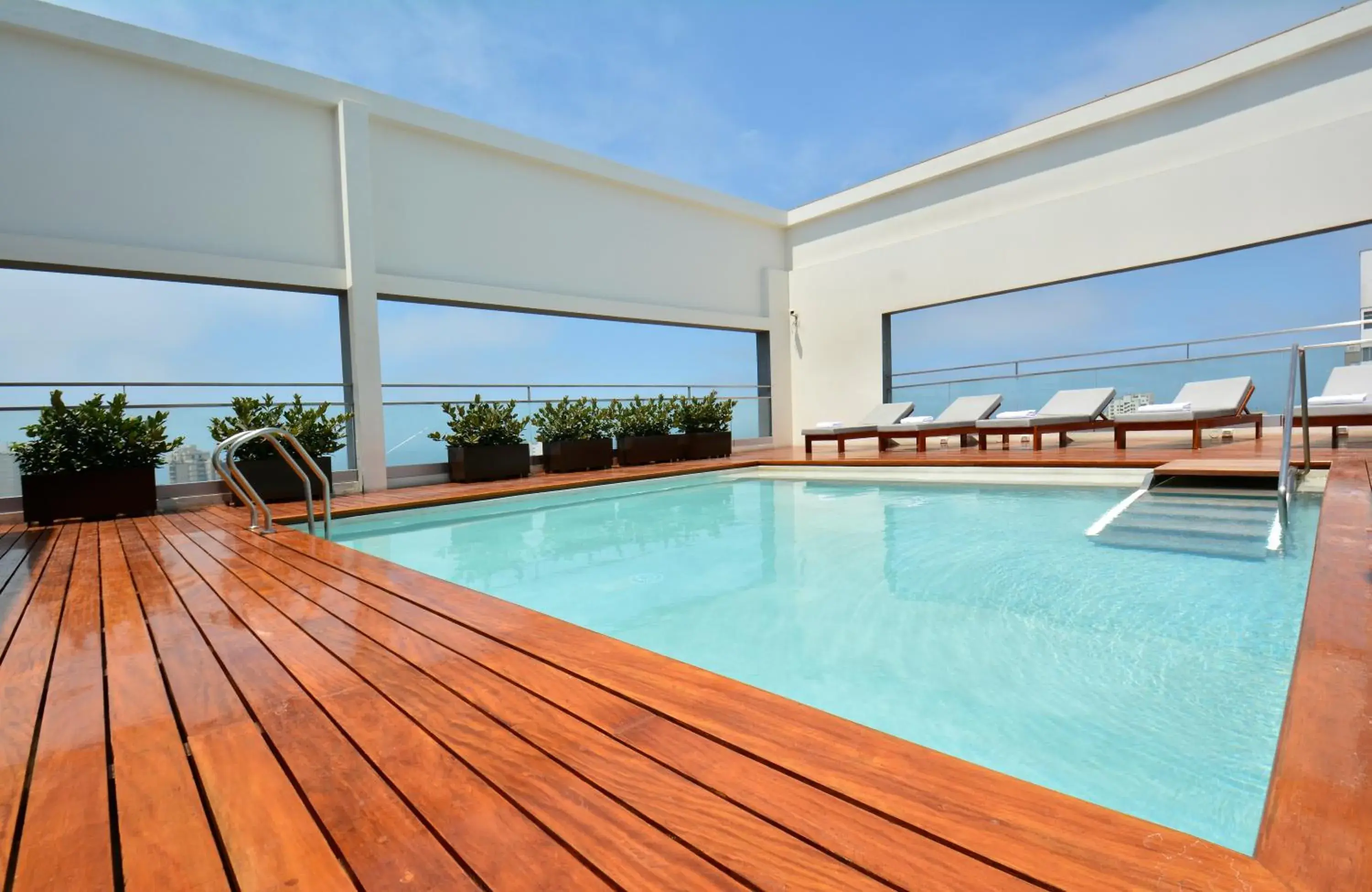 Swimming pool in Dazzler by Wyndham Lima Miraflores Swimming pool in Dazzler by Wyndham Lima Miraflores