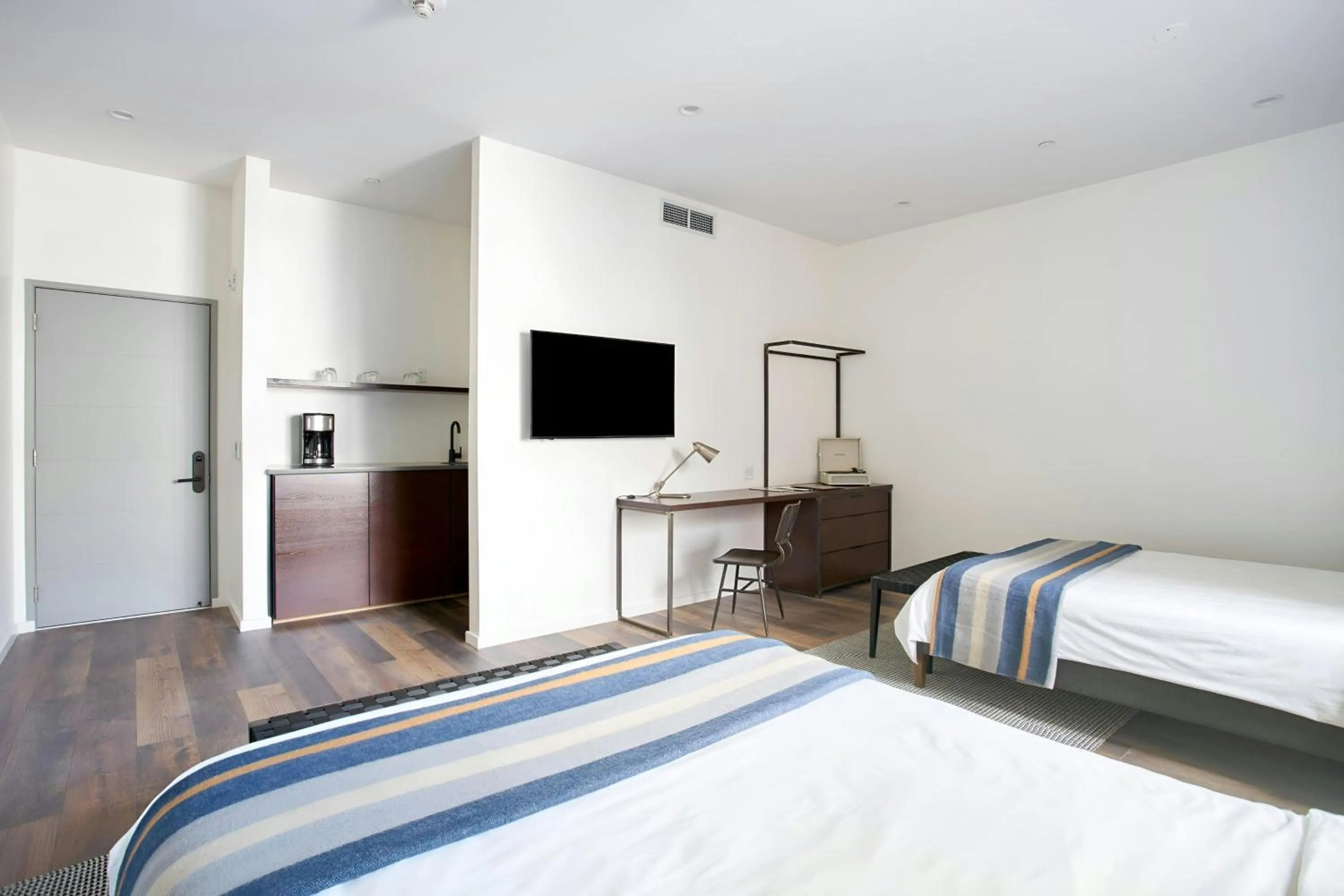 Bedroom, Bed in The Queen Hotel Queen Village, Sonder by Marriott Bonvoy