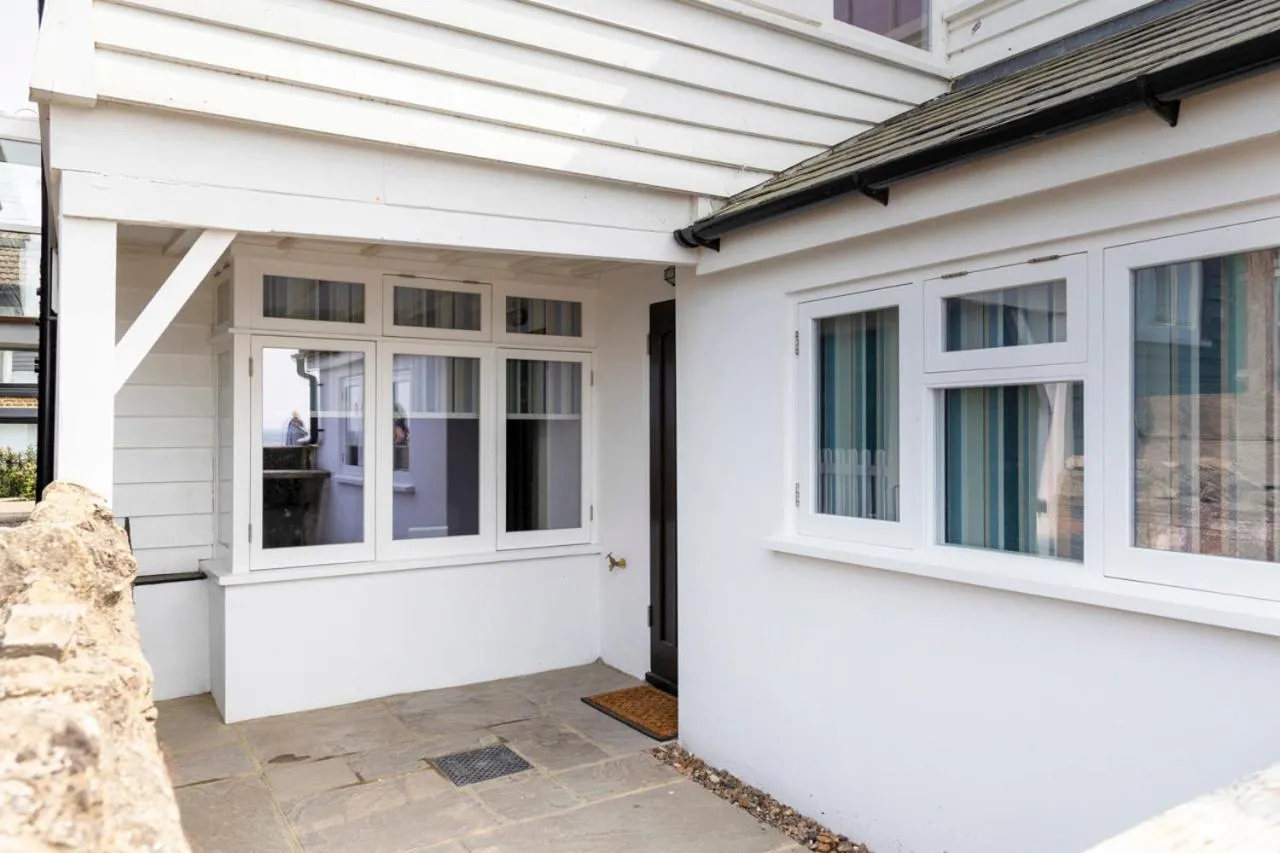 Stag Cottage, Sea wall