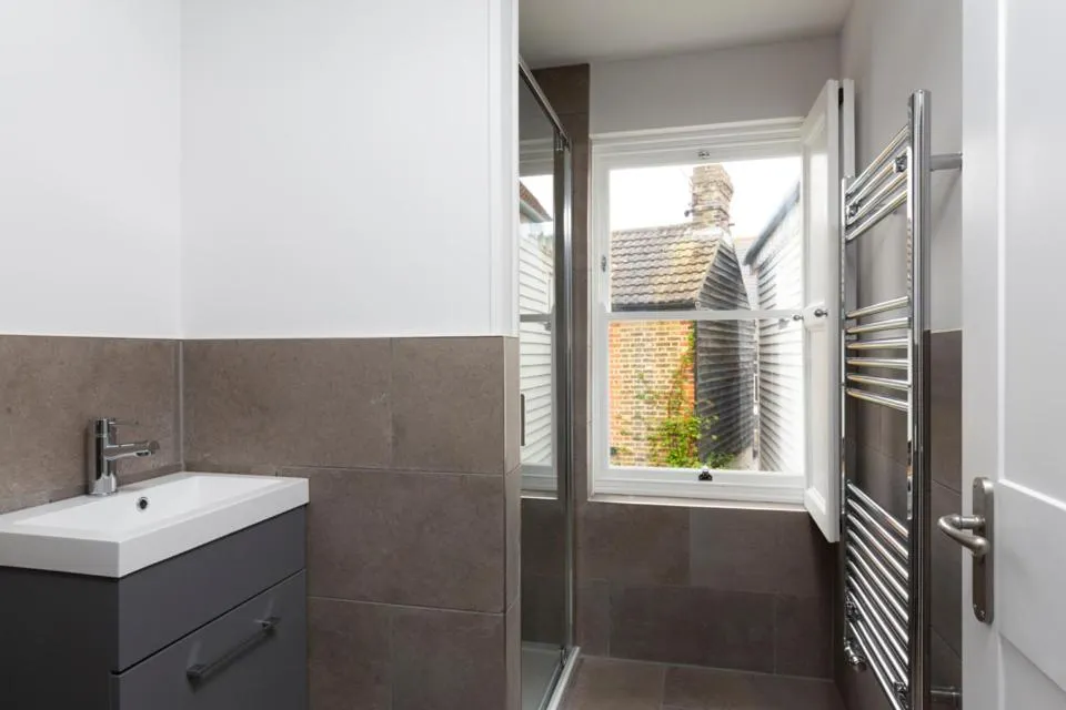 Stag Cottage, Sea wall