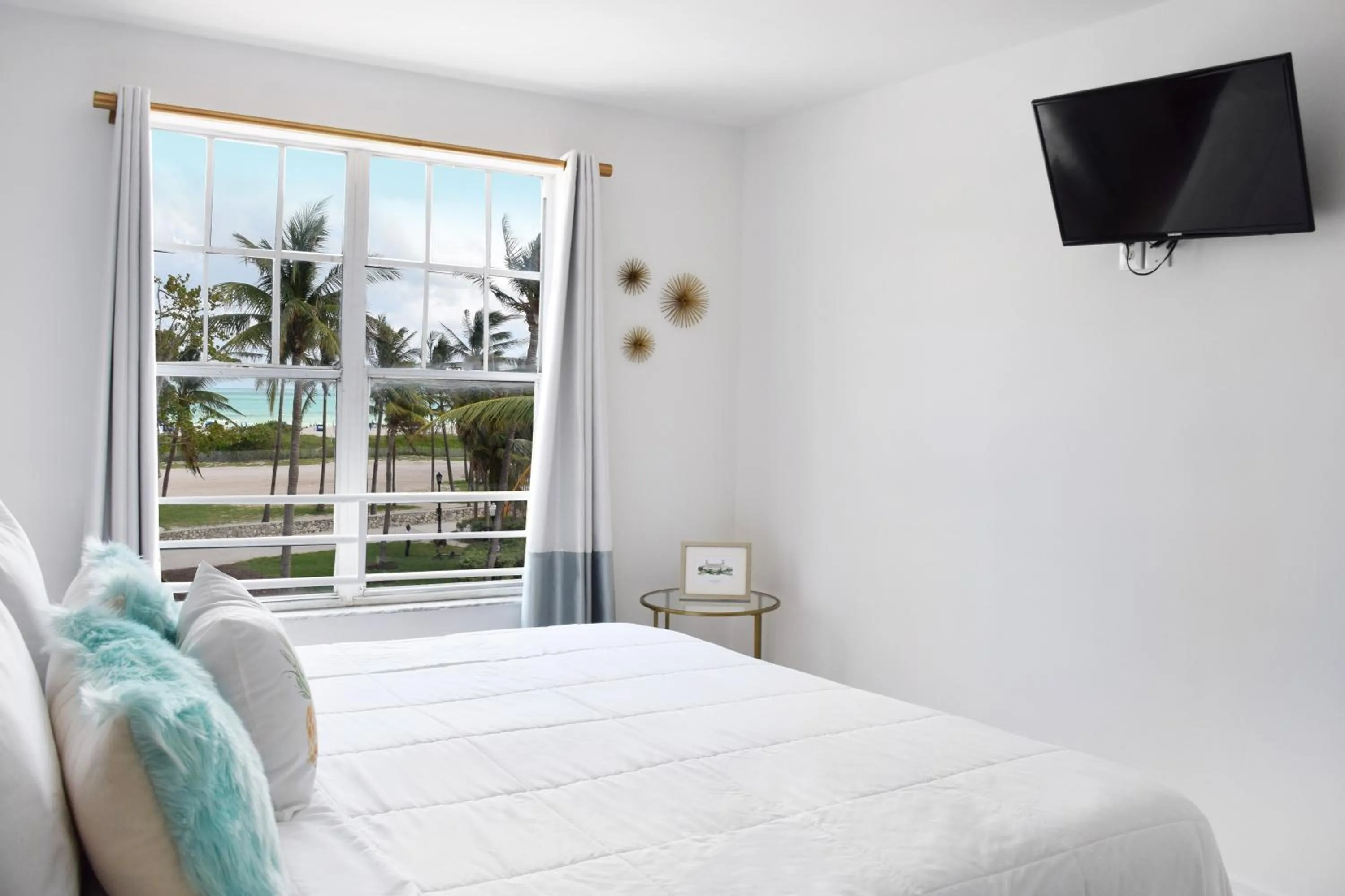 Living room, Bed in Beach Park Hotel