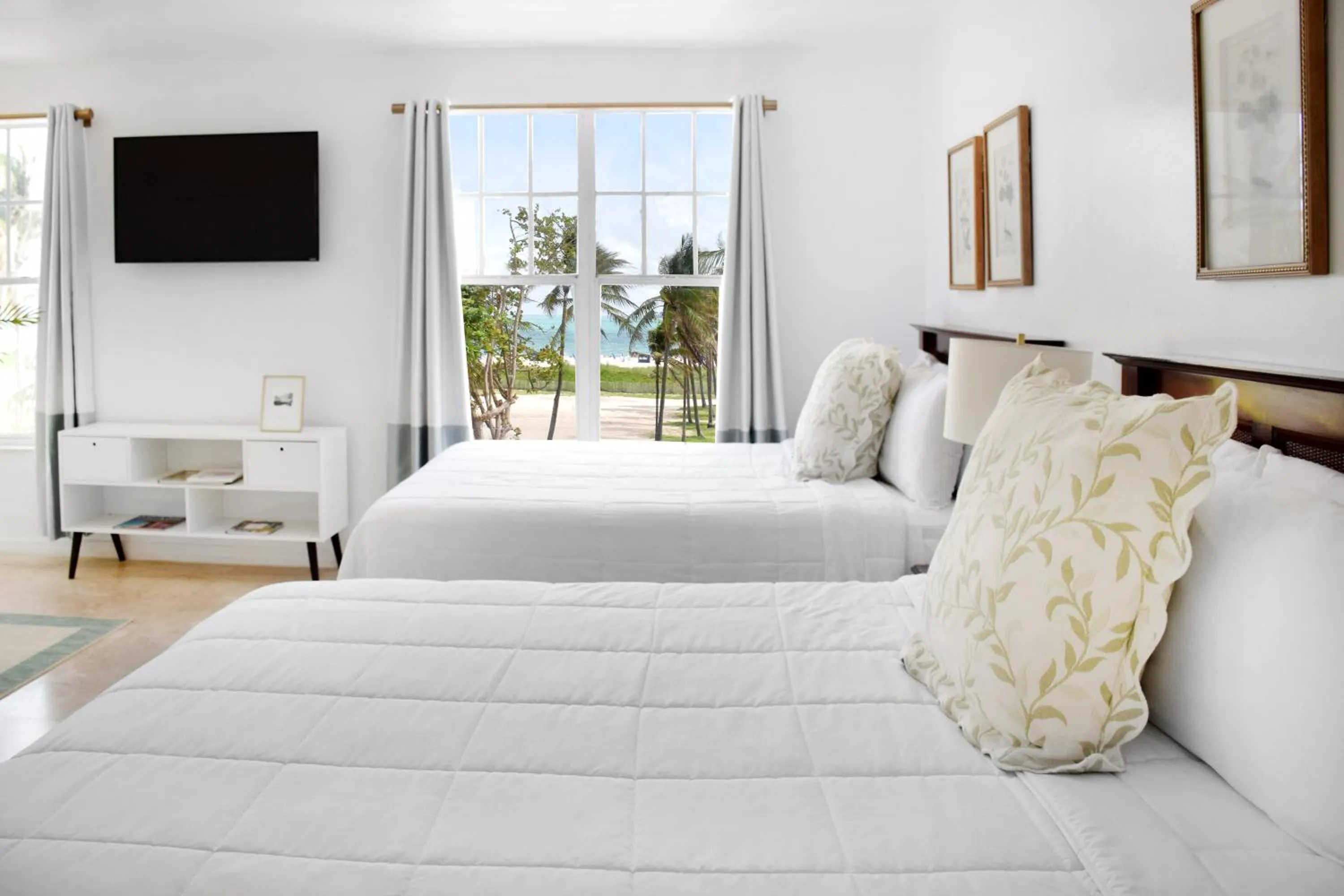 Living room, Bed in Beach Park Hotel