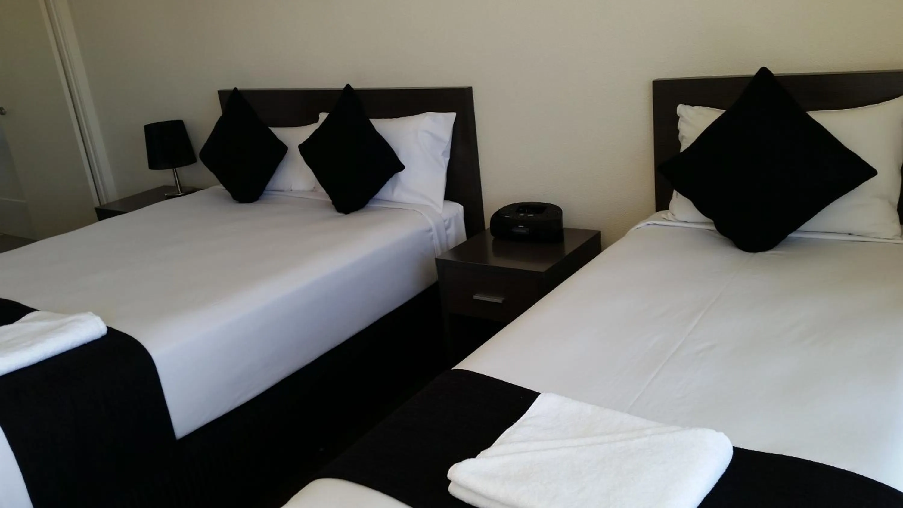 Bed in Dooleys Tavern and Motel Capella