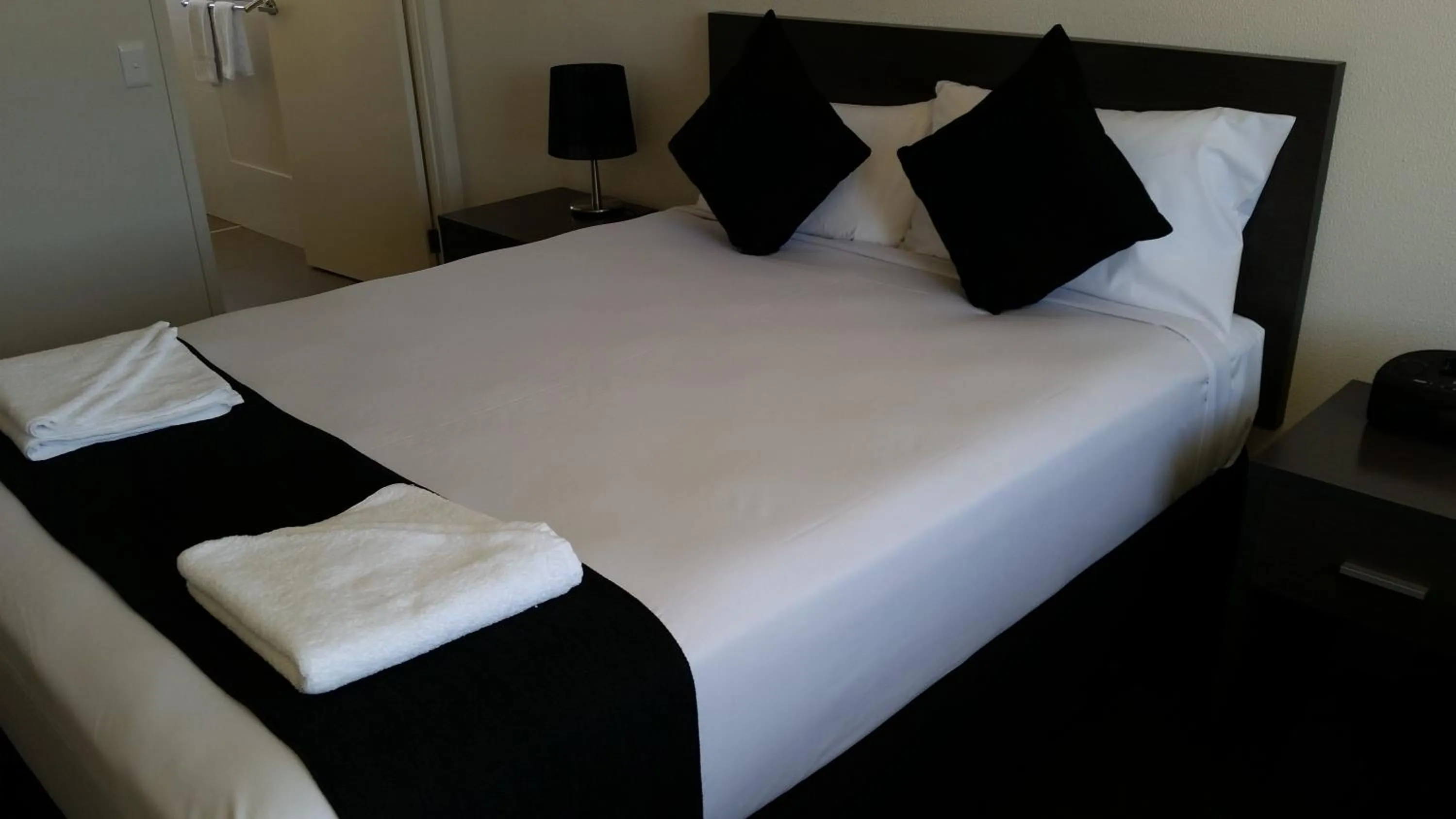 Bed in Dooleys Tavern and Motel Capella