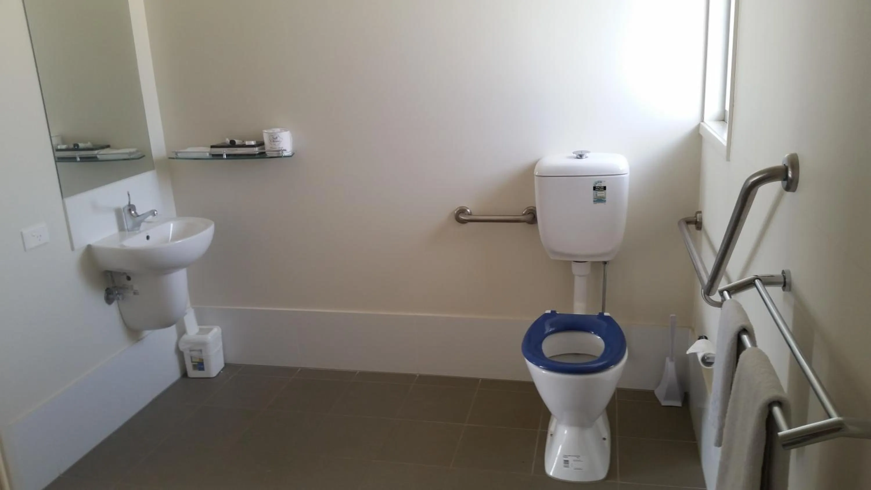 Toilet in Dooleys Tavern and Motel Capella