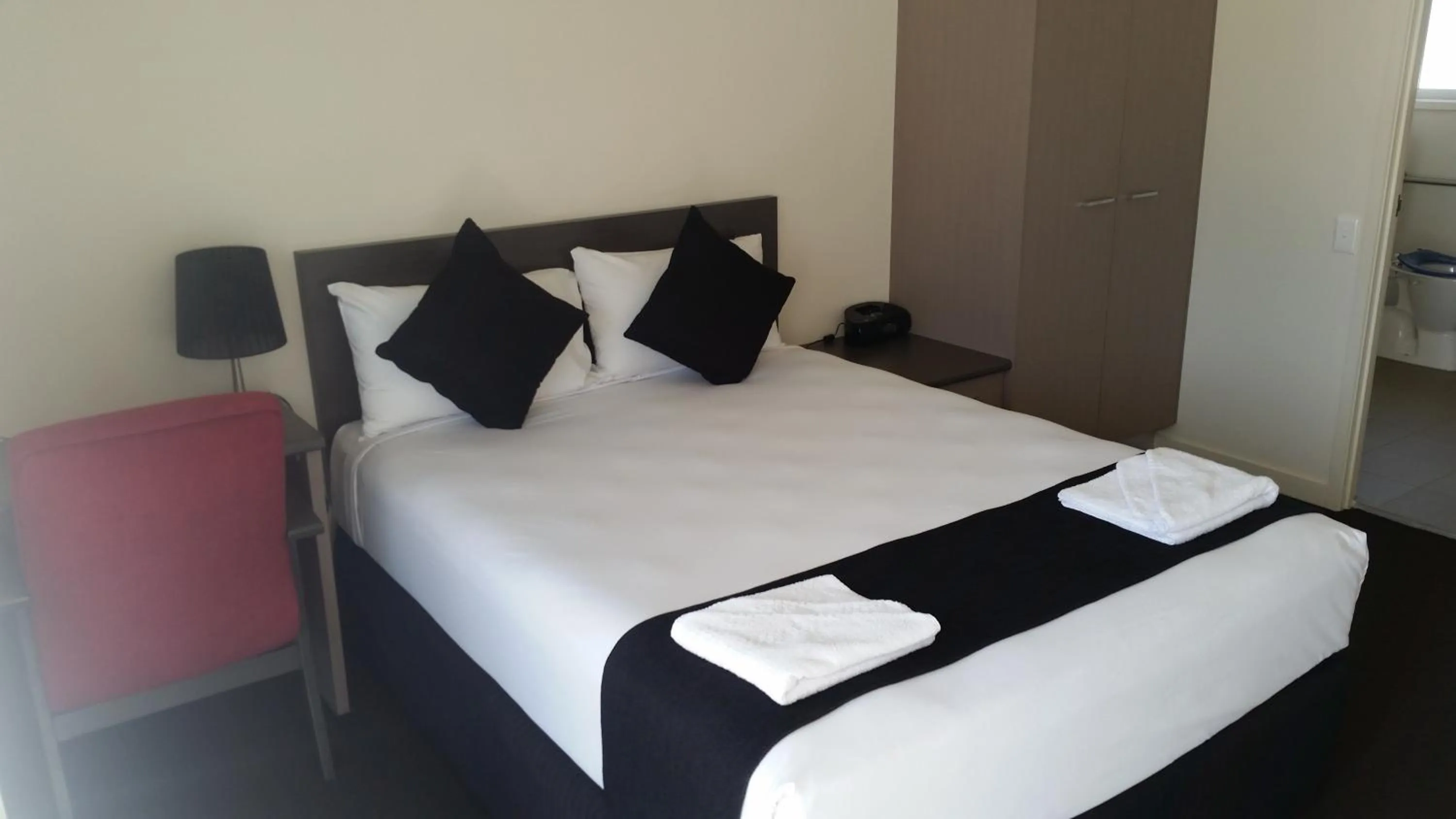 Bed in Dooleys Tavern and Motel Capella