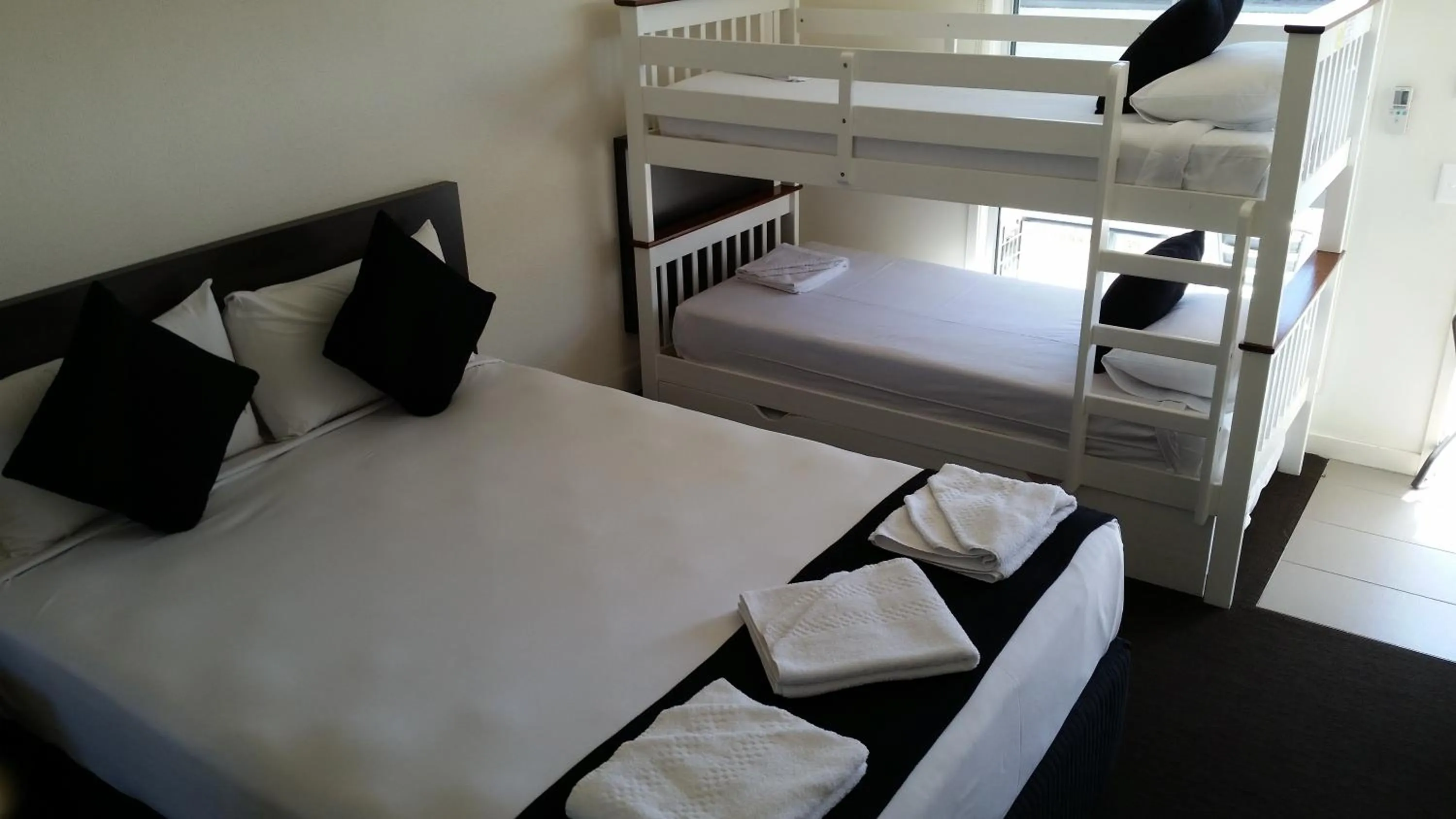 Bed in Dooleys Tavern and Motel Capella