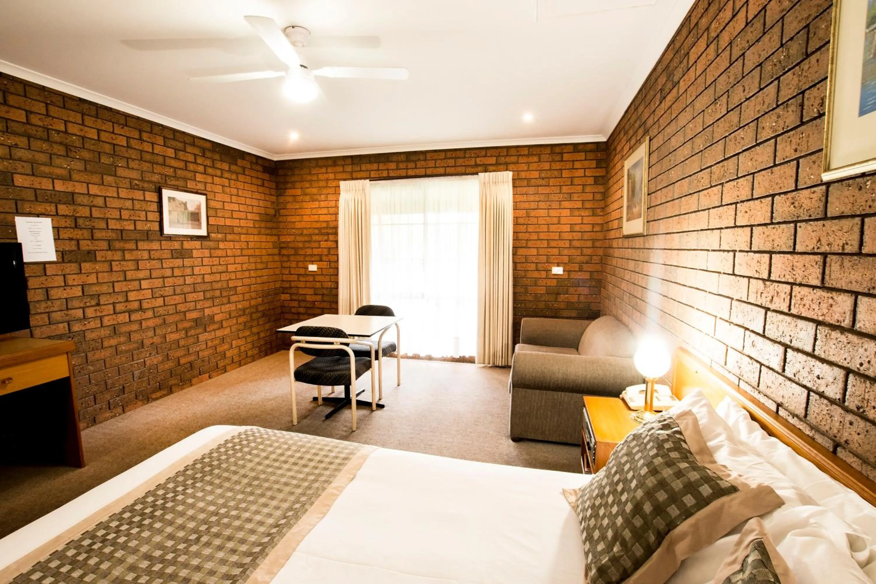 Bed in Sportslander Motor Inn