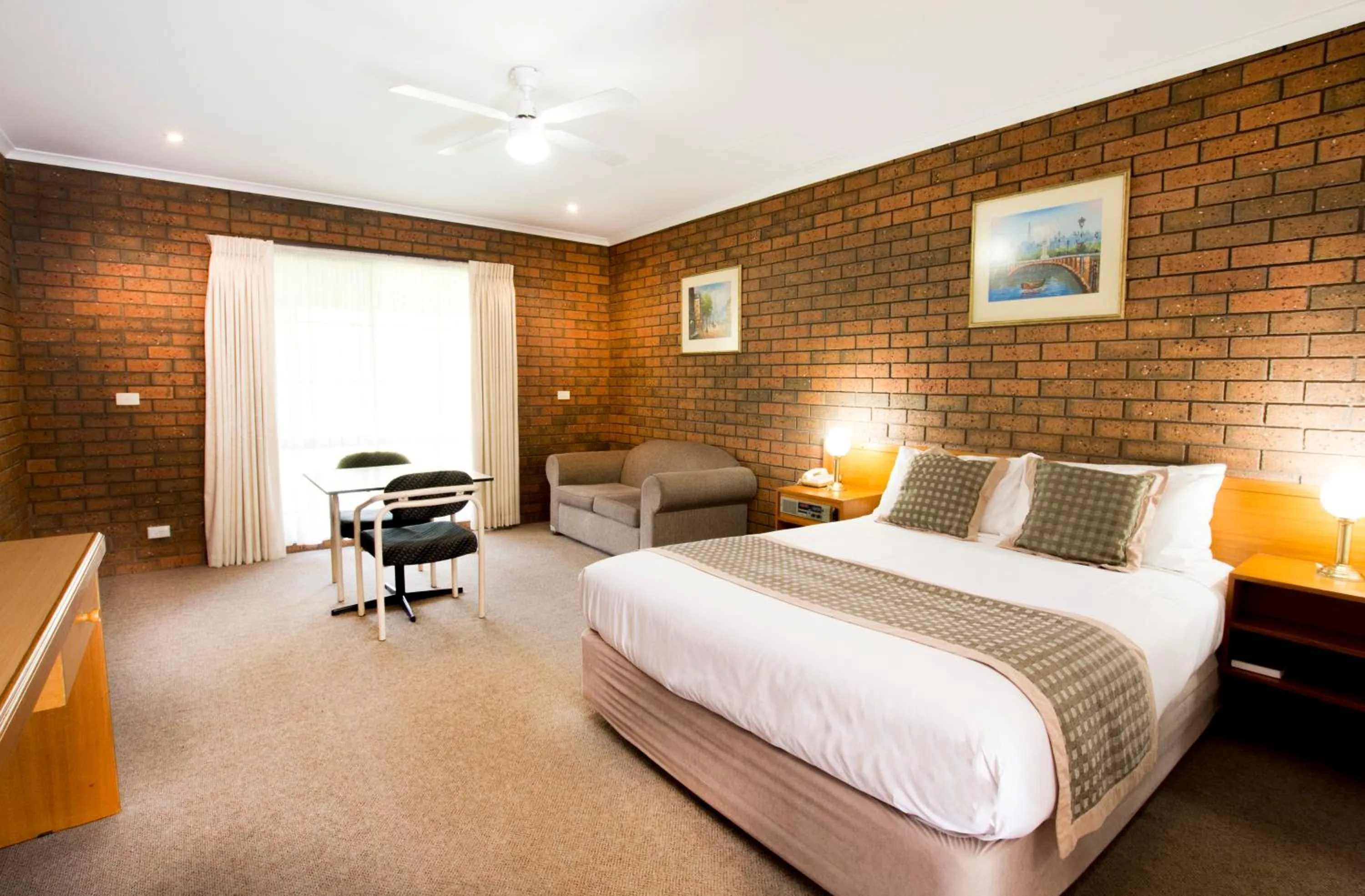 Bed in Sportslander Motor Inn