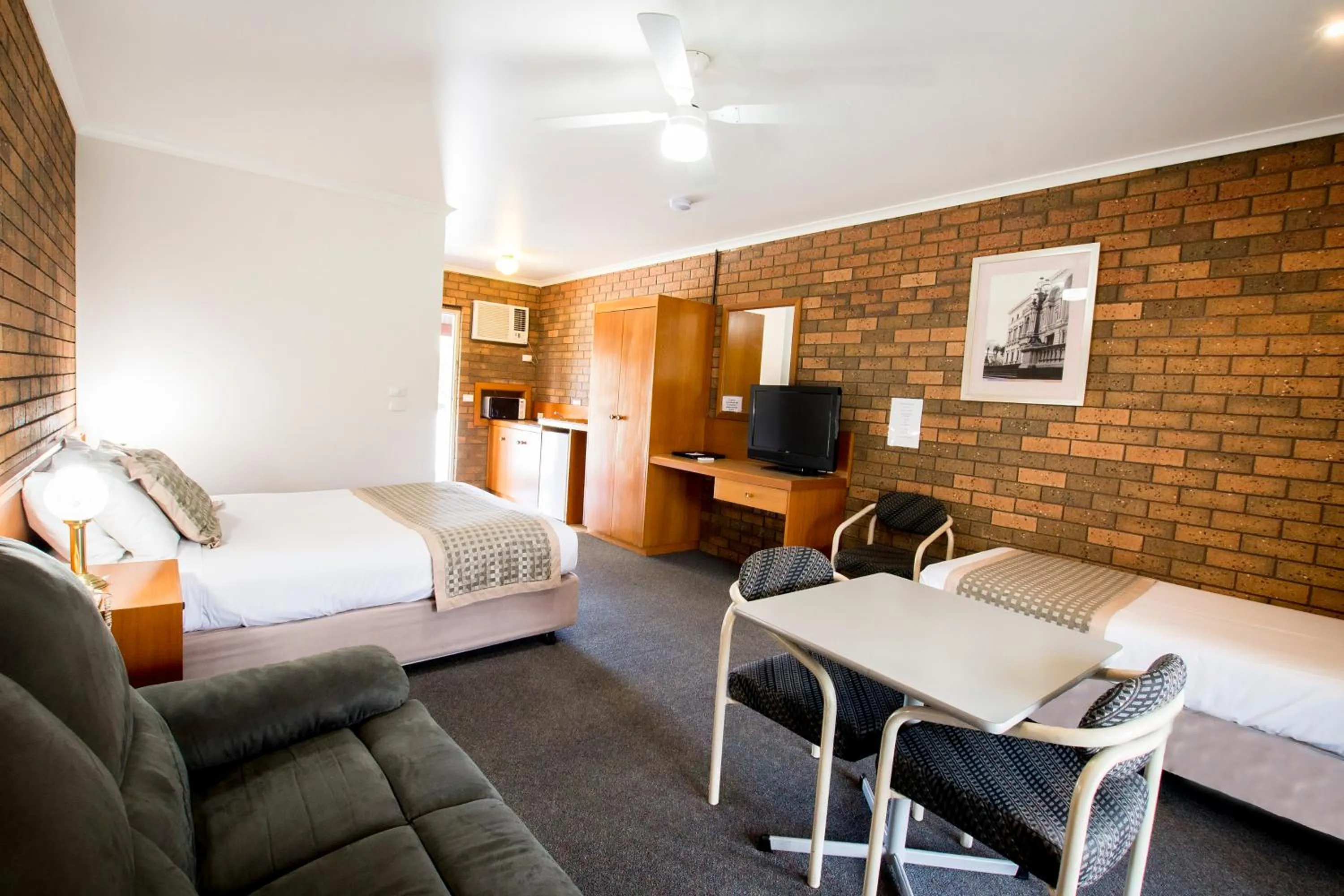 Bed in Sportslander Motor Inn