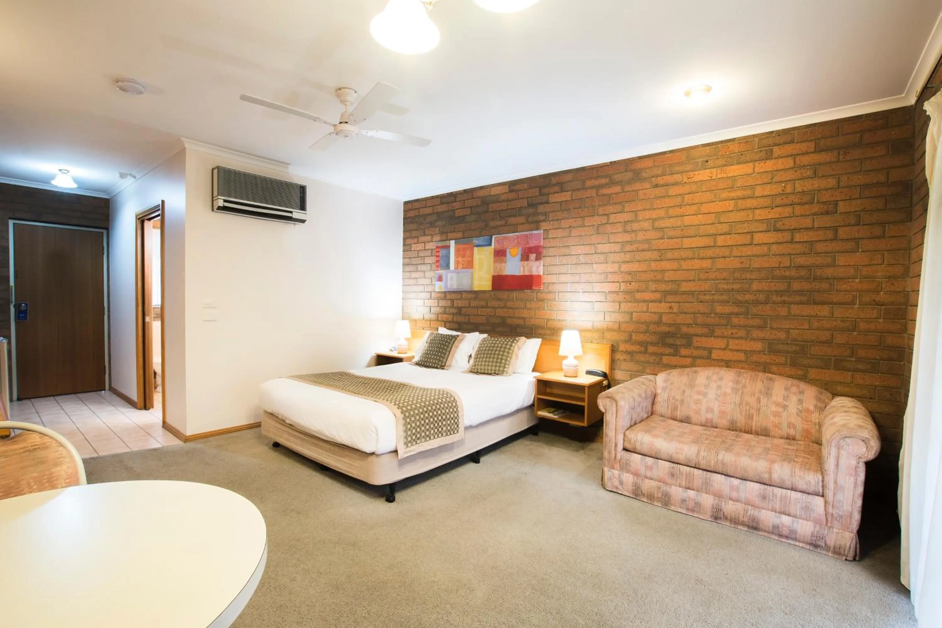 Bed in Sportslander Motor Inn