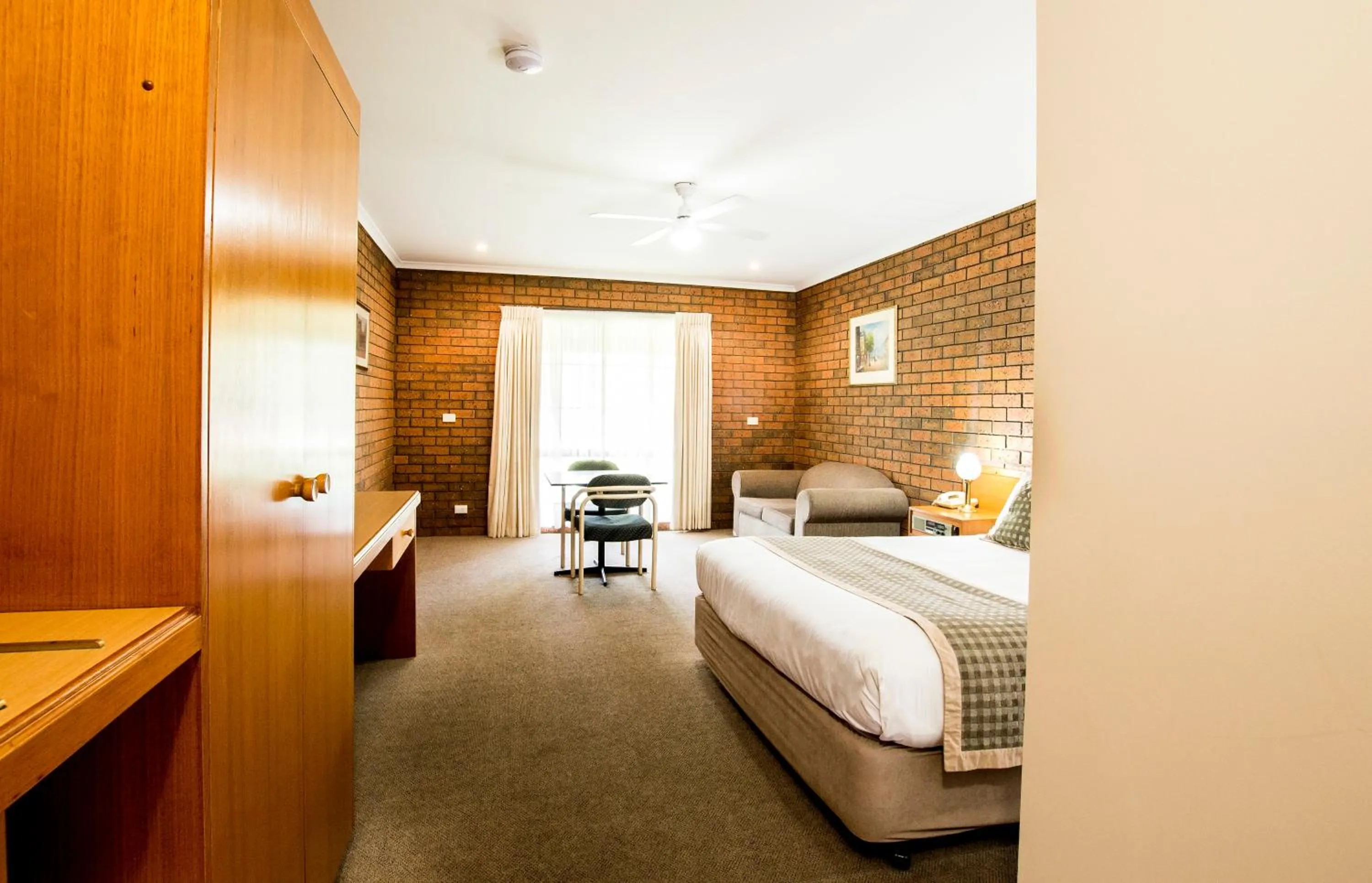 Bed in Sportslander Motor Inn