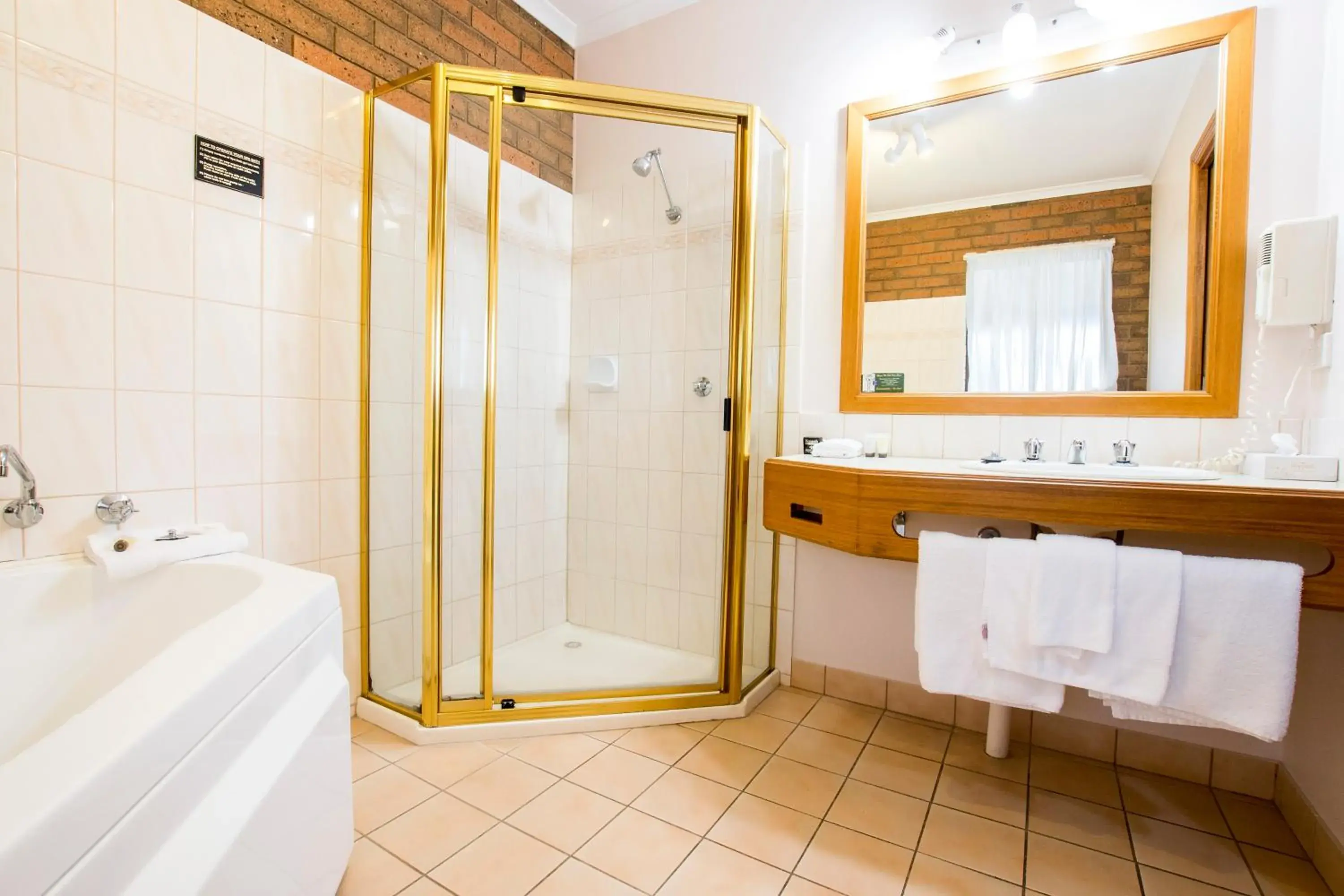 Queen Room with Spa Bath in Sportslander Motor Inn Queen Room with Spa Bath in Sportslander Motor Inn