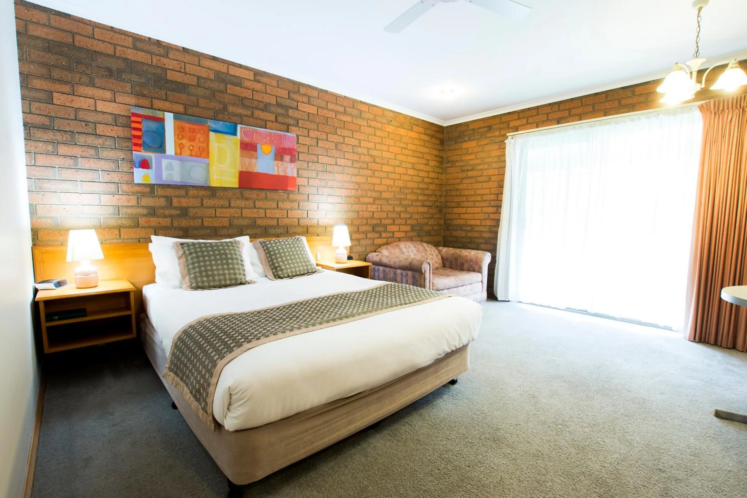 Bed in Sportslander Motor Inn