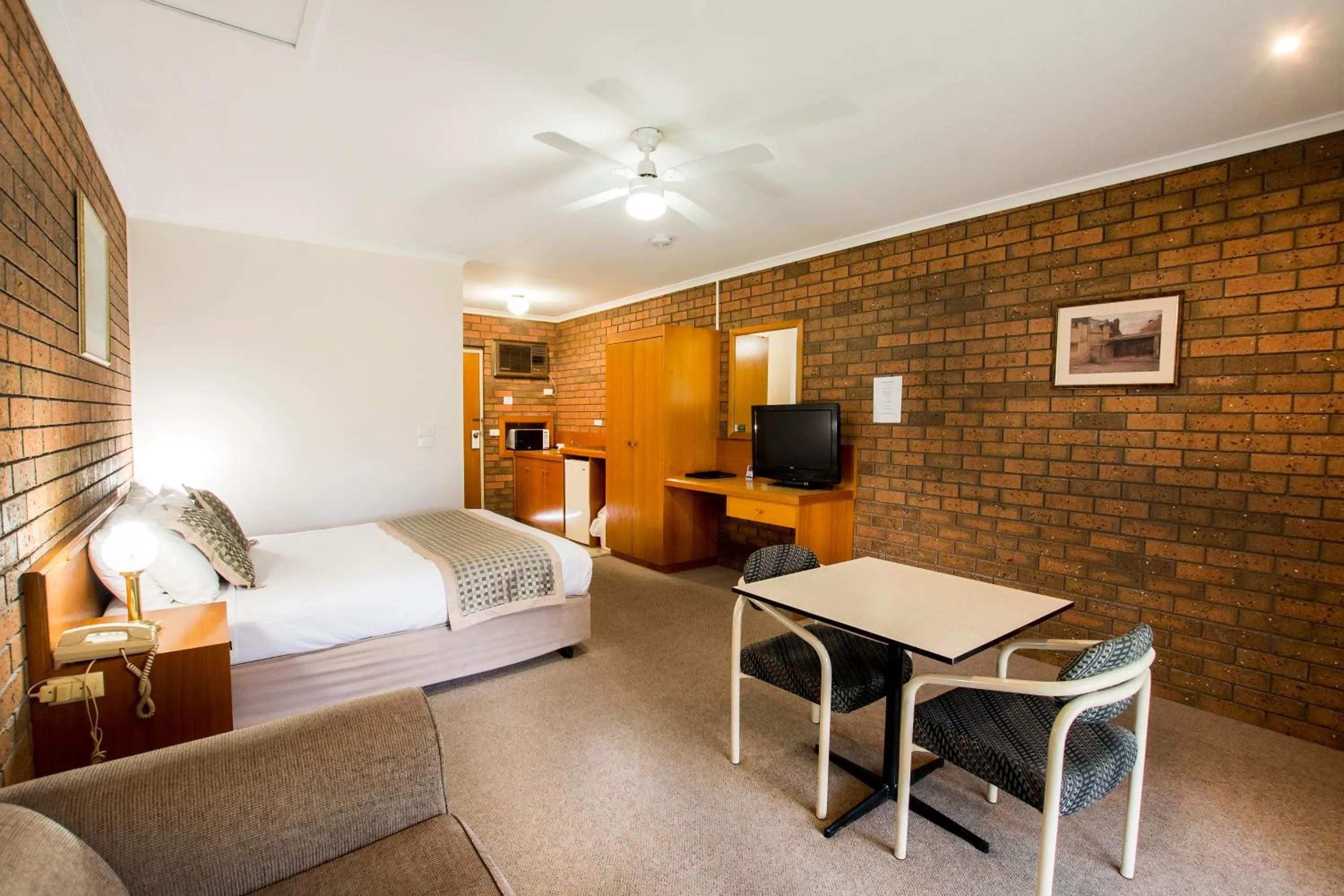 Bed in Sportslander Motor Inn