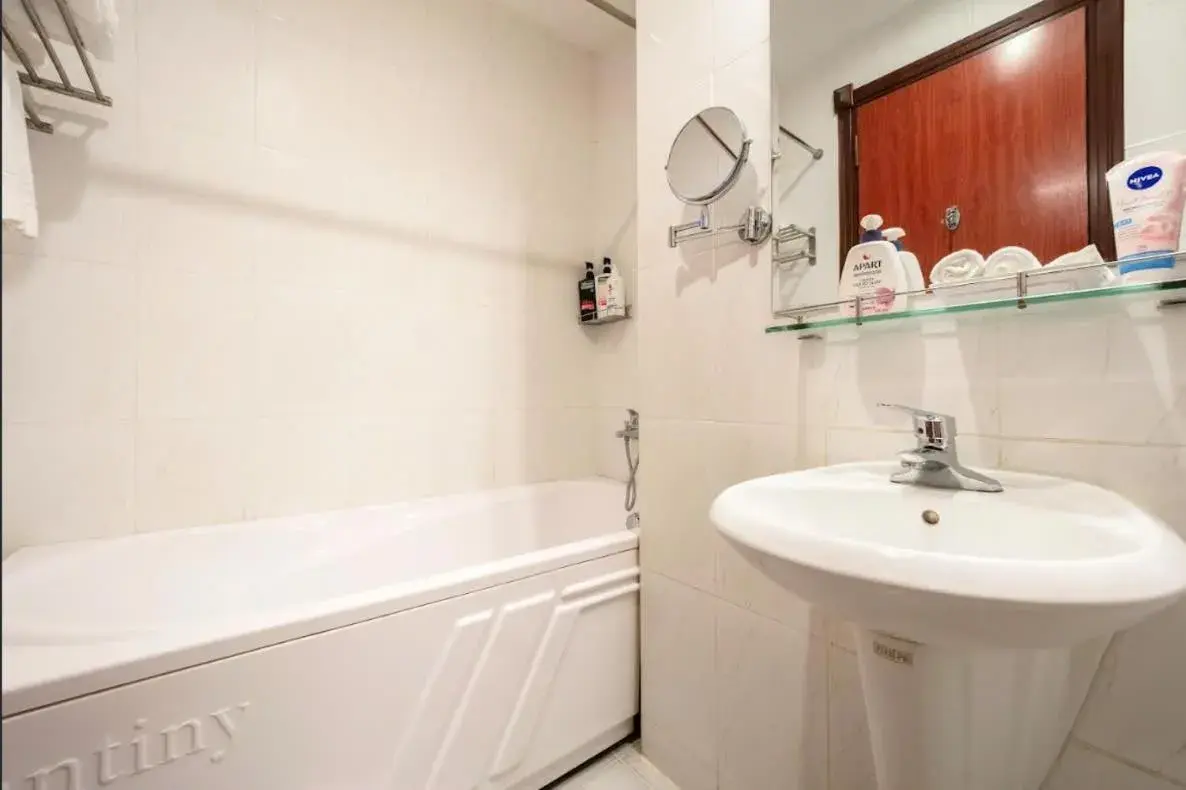 Shower in A25 Hotel - 30 An Dương Shower in A25 Hotel - 30 An Dương