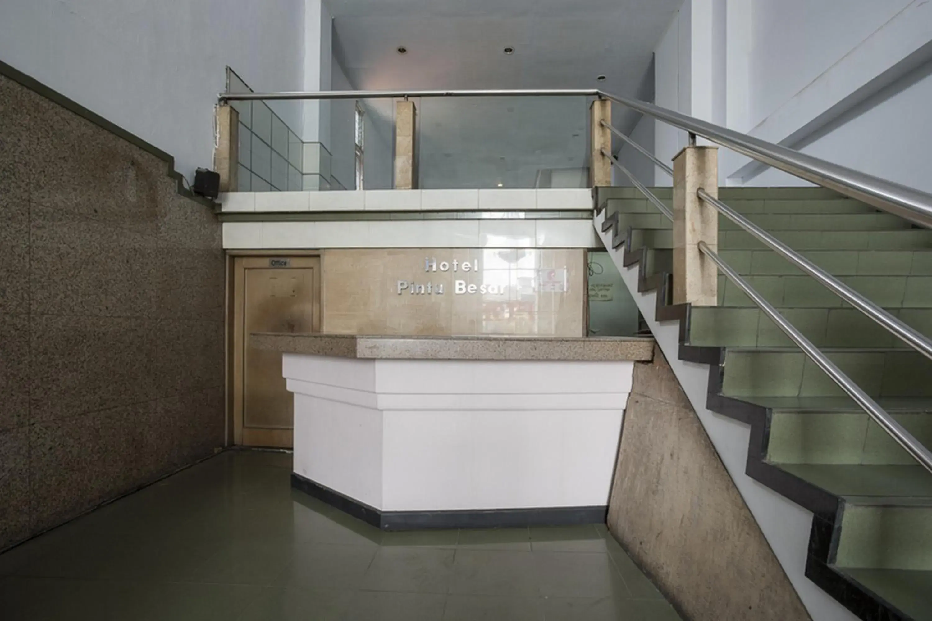 Lobby or reception in RedDoorz Plus near Jakarta Kota Station Lobby or reception in RedDoorz Plus near Jakarta Kota Station