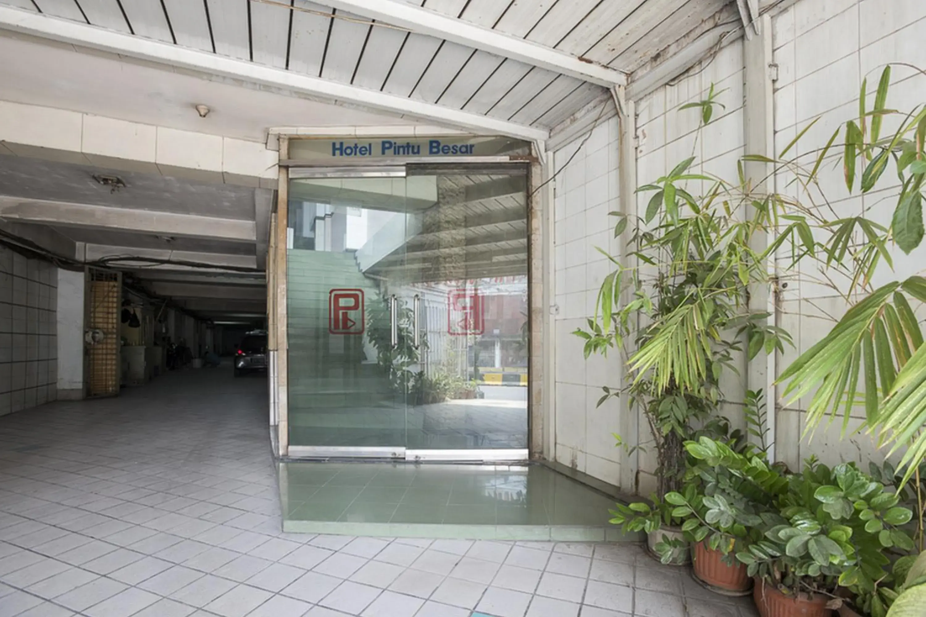 Facade/entrance in RedDoorz Plus near Jakarta Kota Station Facade/entrance in RedDoorz Plus near Jakarta Kota Station