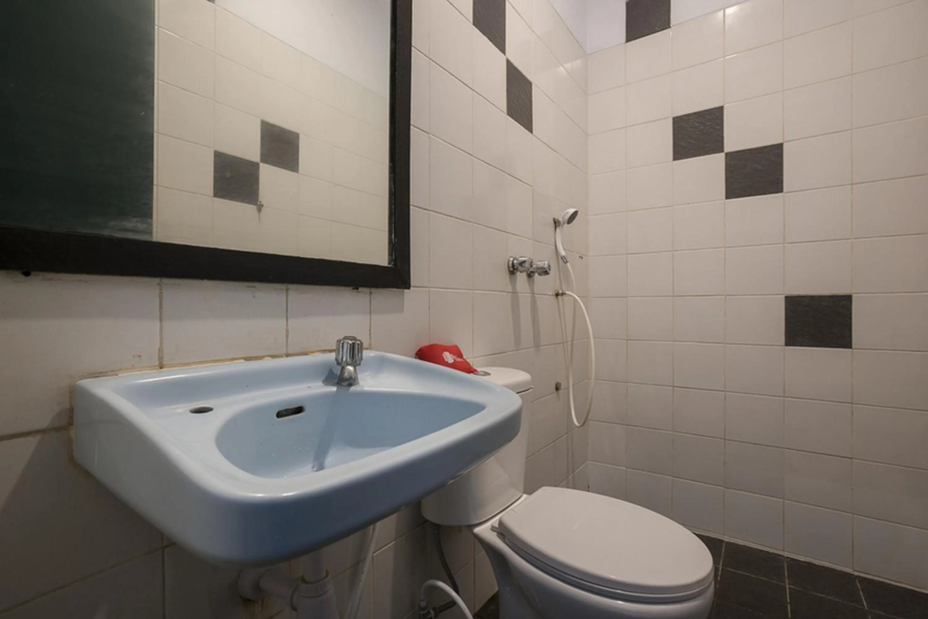 Bathroom in RedDoorz Plus near Jakarta Kota Station