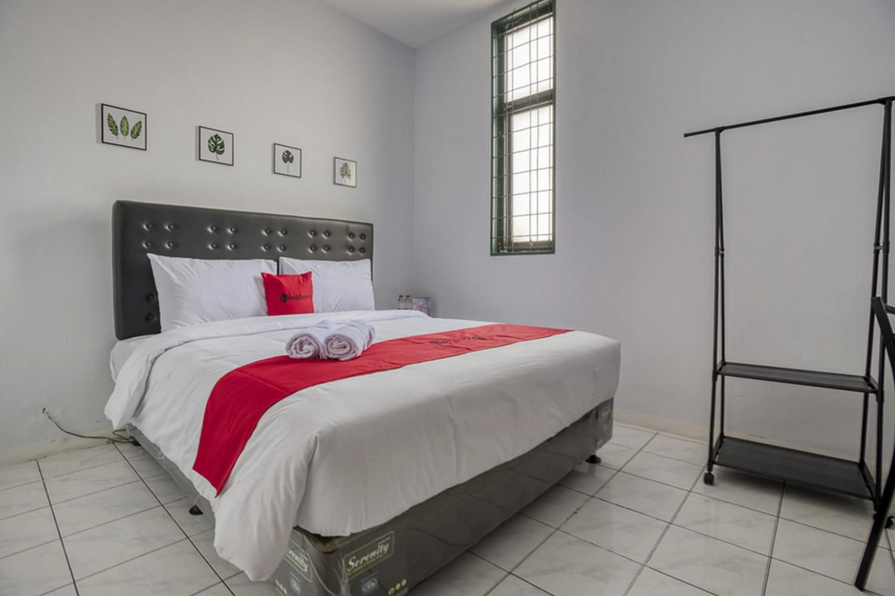 Bedroom, Bed in RedDoorz Plus near Jakarta Kota Station