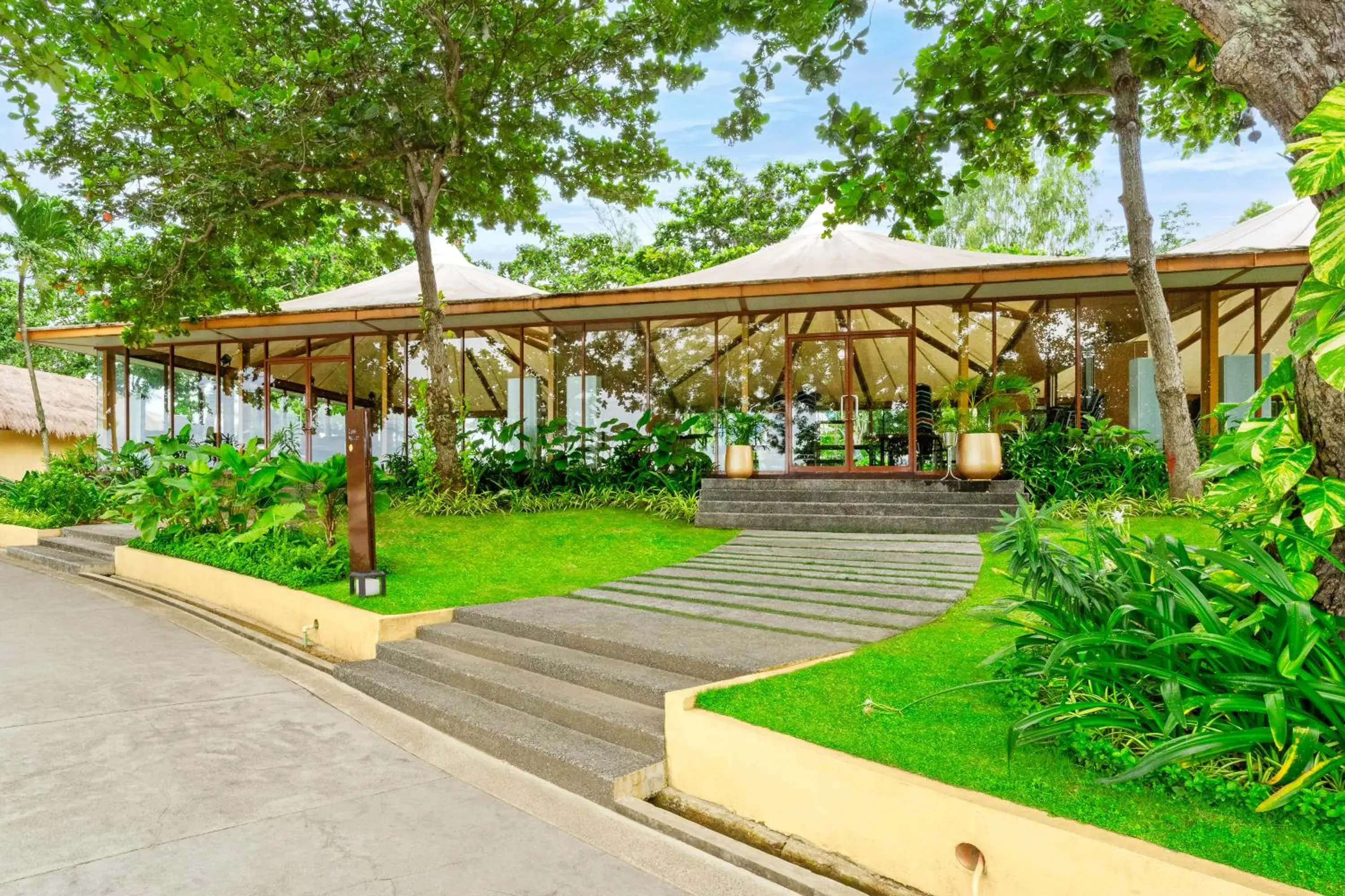 Garden view in Savoy Hotel Mactan Cebu near Newtown Beach Garden view in Savoy Hotel Mactan Cebu near Newtown Beach