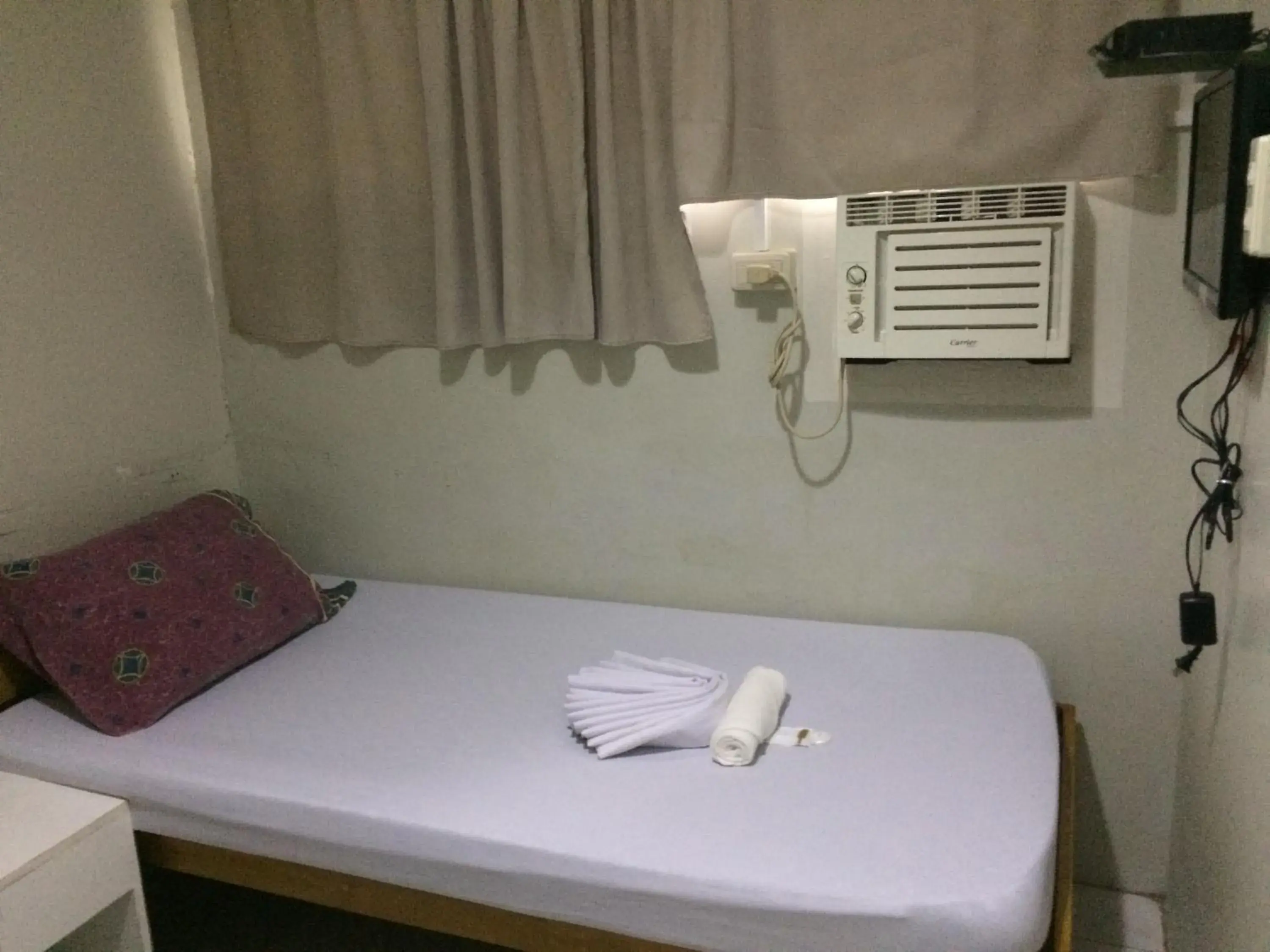 Bed in CrisFil's Lodge Incorporated Bed in CrisFil's Lodge Incorporated