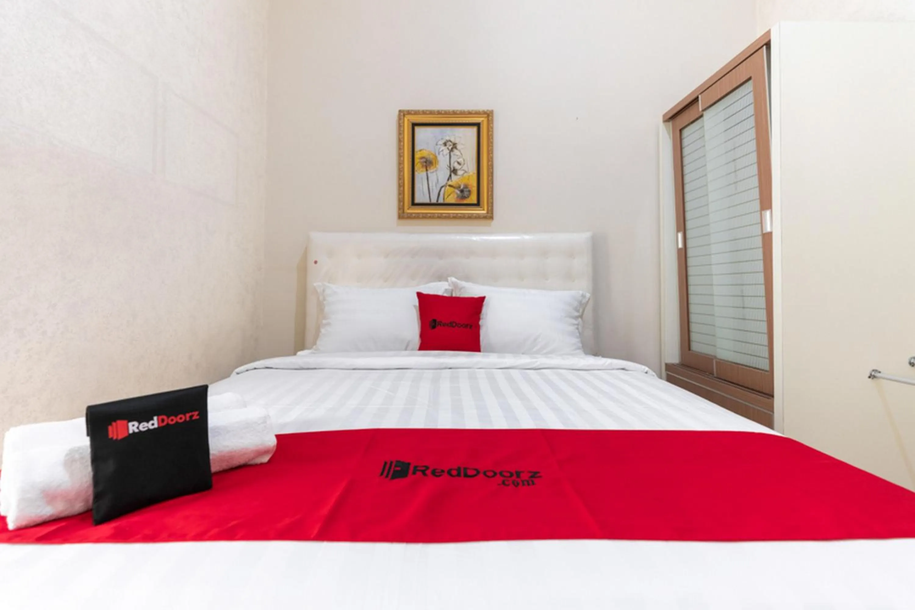 Bedroom, Bed in RedDoorz @ Pengayoman Panakkukang 3