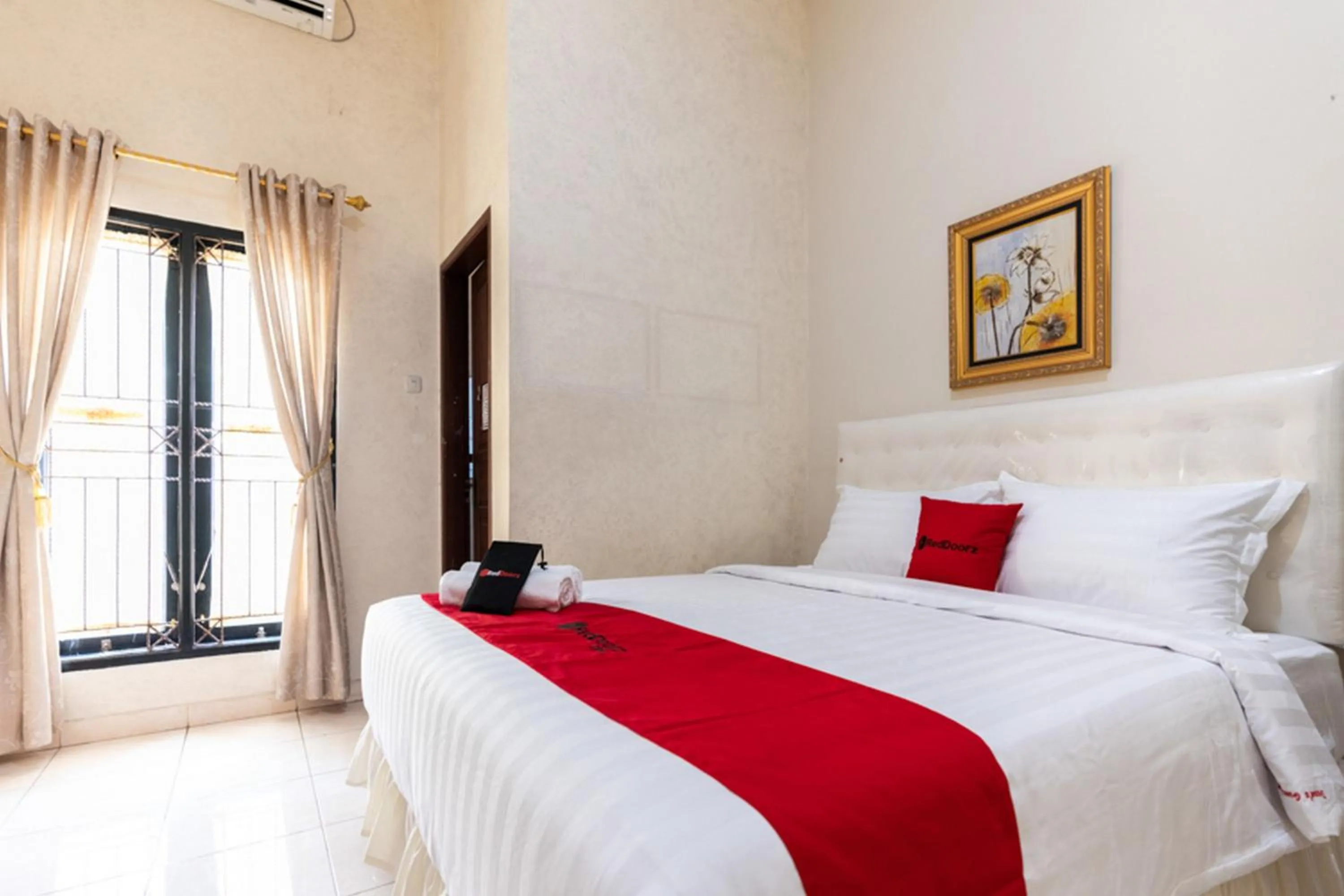 Bedroom, Bed in RedDoorz @ Pengayoman Panakkukang 3