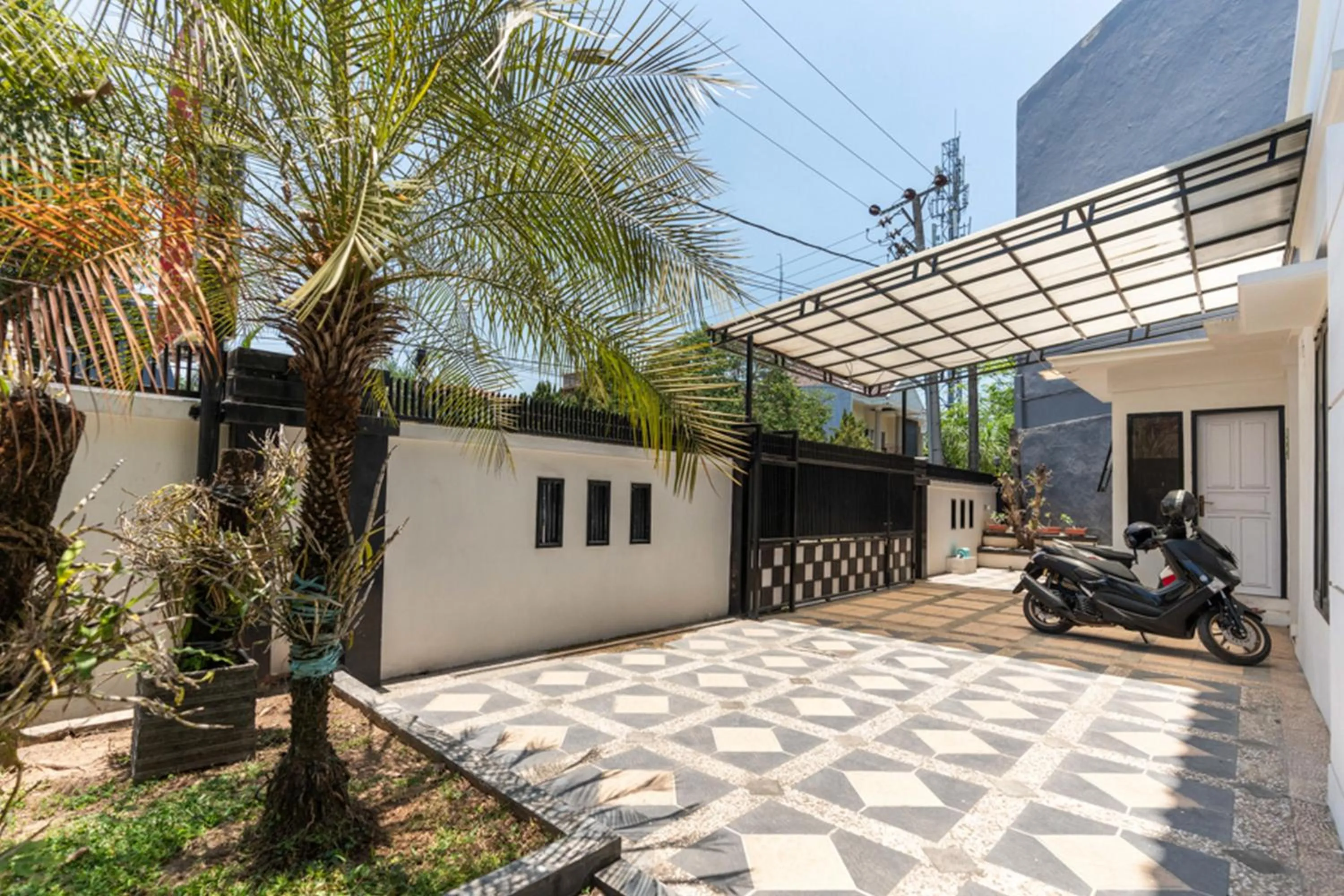 Facade/entrance in RedDoorz @ Pengayoman Panakkukang 3