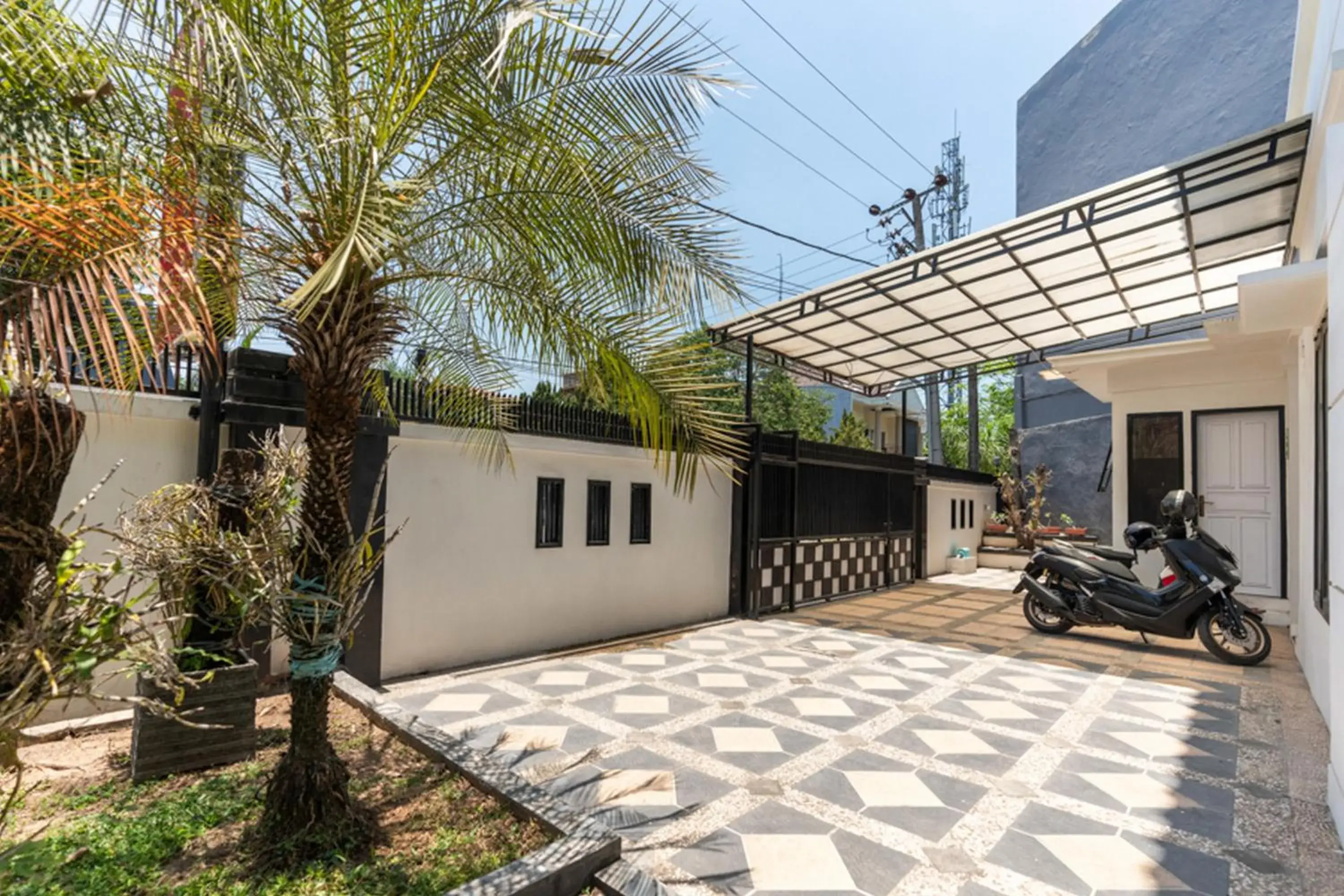 Facade/entrance in RedDoorz @ Pengayoman Panakkukang 3 Facade/entrance in RedDoorz @ Pengayoman Panakkukang 3