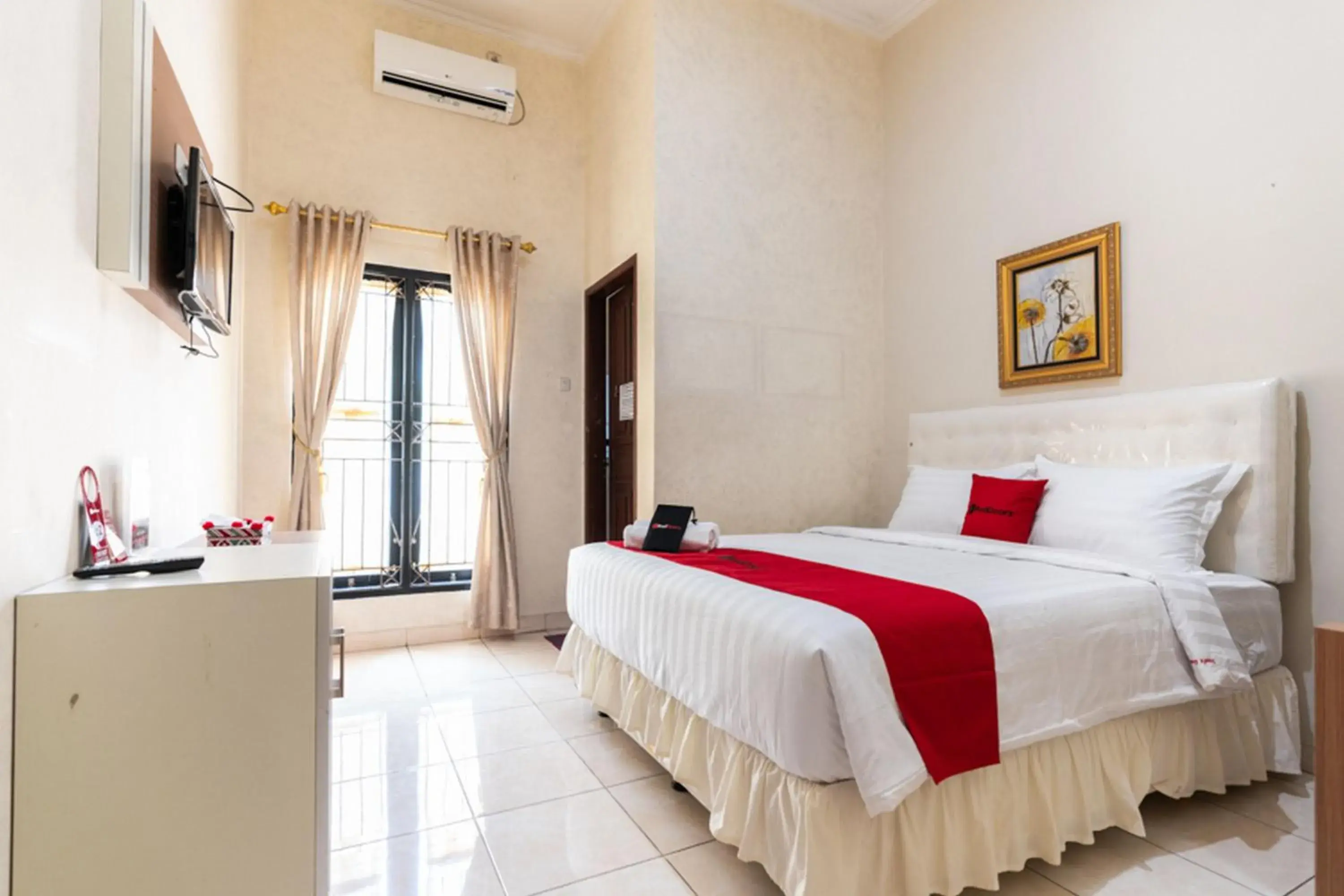 Double Room in RedDoorz @ Pengayoman Panakkukang 3 Double Room in RedDoorz @ Pengayoman Panakkukang 3