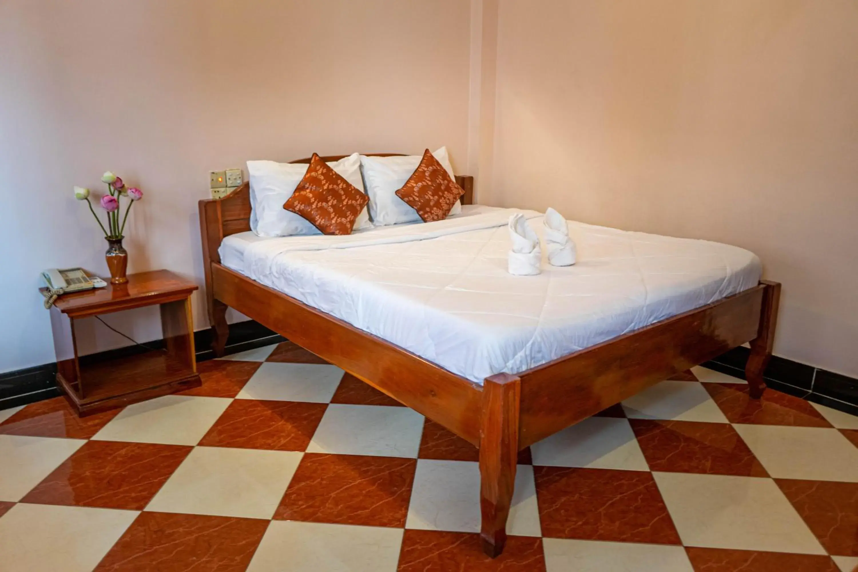 Bed in Nawin Palace Guesthouse Bed in Nawin Palace Guesthouse