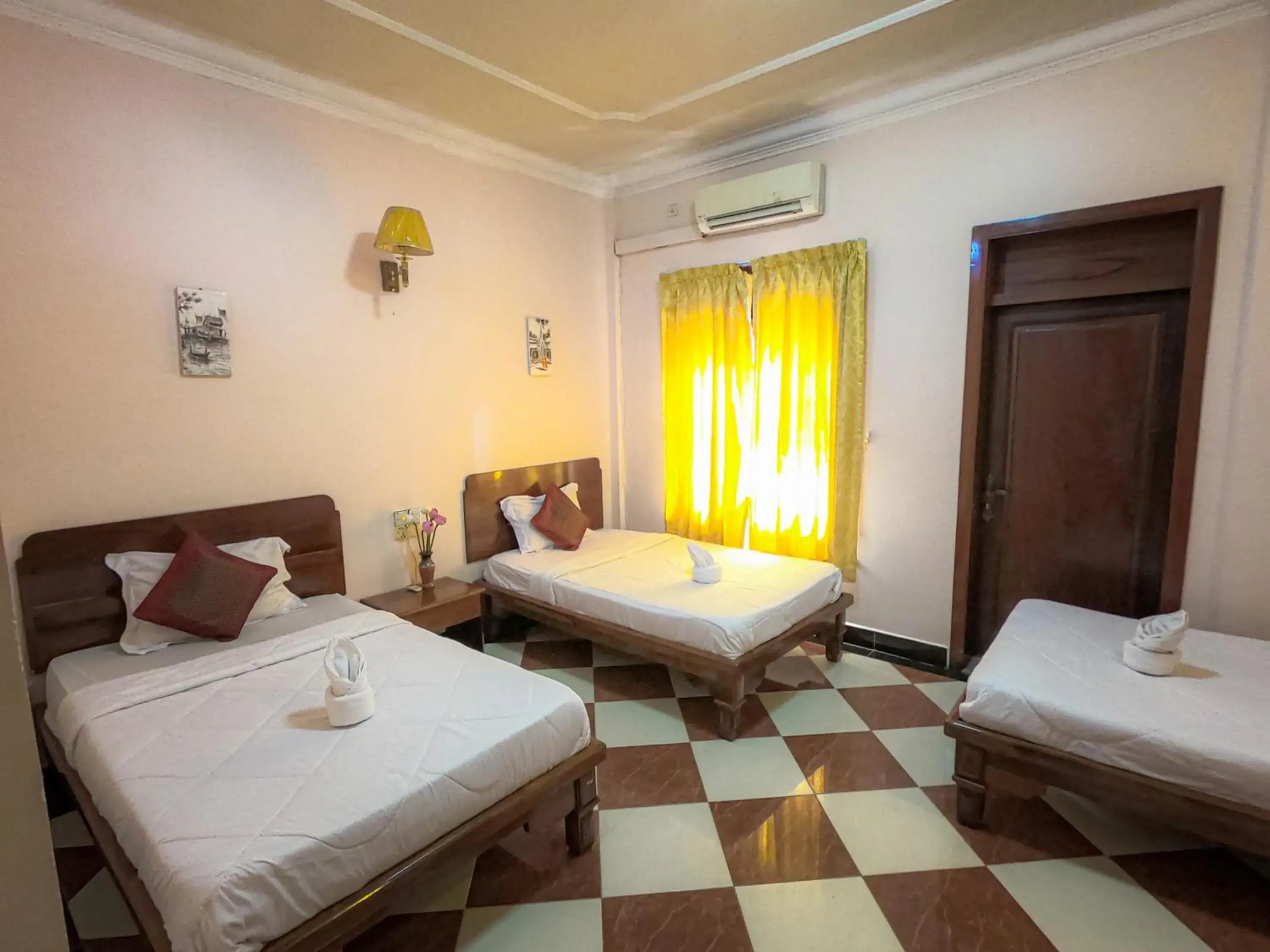 Triple Room with Balcony in Nawin Palace Guesthouse Triple Room with Balcony in Nawin Palace Guesthouse