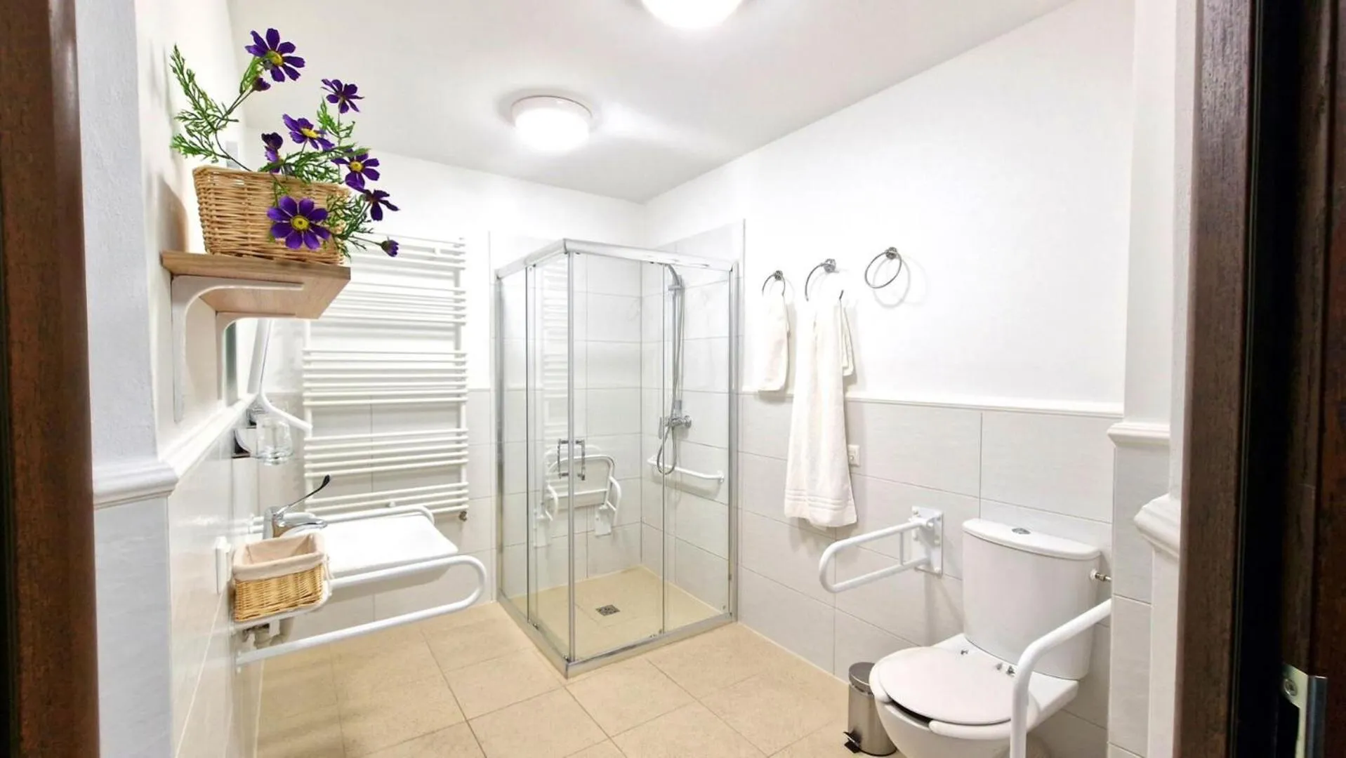 Shower in Petite Charlotta