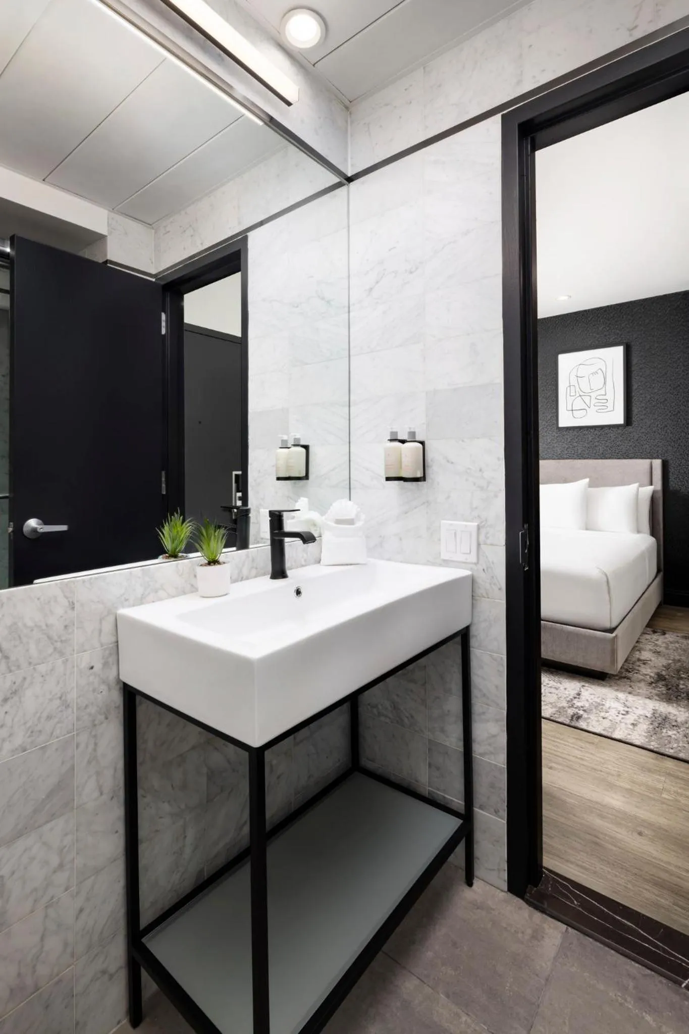 Bathroom, Bed in Arthouse Hotel